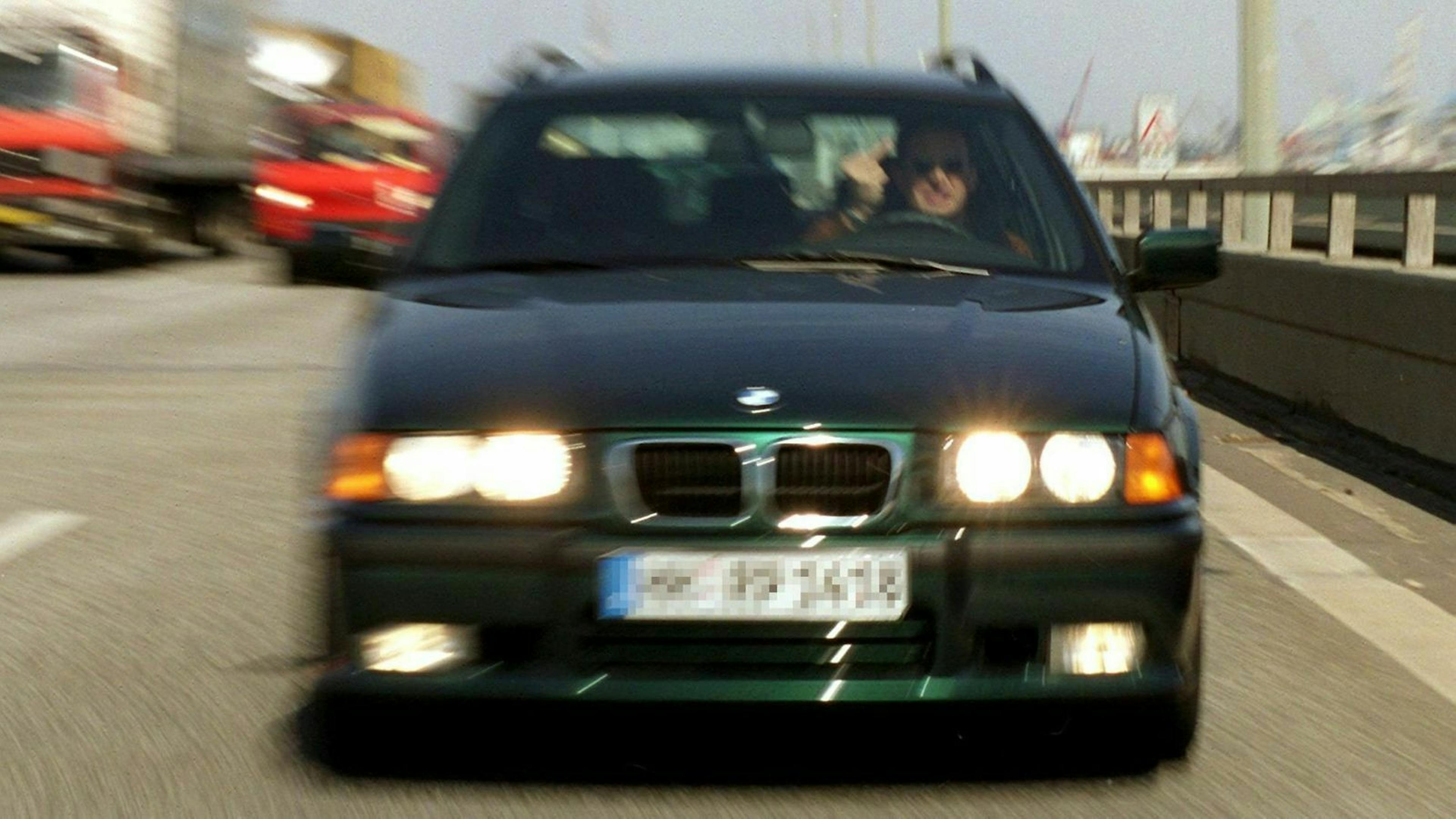 Zu dichtes Auffahren, Lichthupe und wildes Gestikulieren: So erkennt man einen Drängler