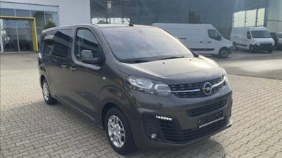 Ein schwarzer Opel Zafira steht vor einer hellgrauen Halle