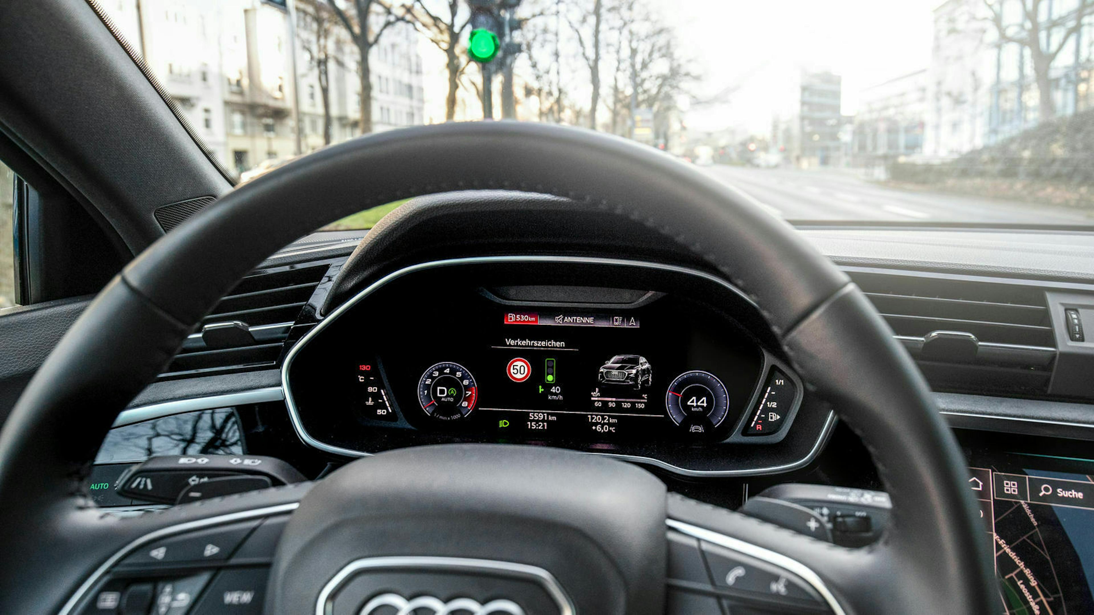 Zu sehen ist das Cockpit eines Autos