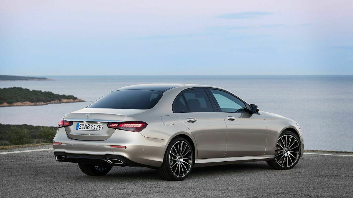 mercedes-e-klasse in der Ansicht von hinten rechts, stehend
