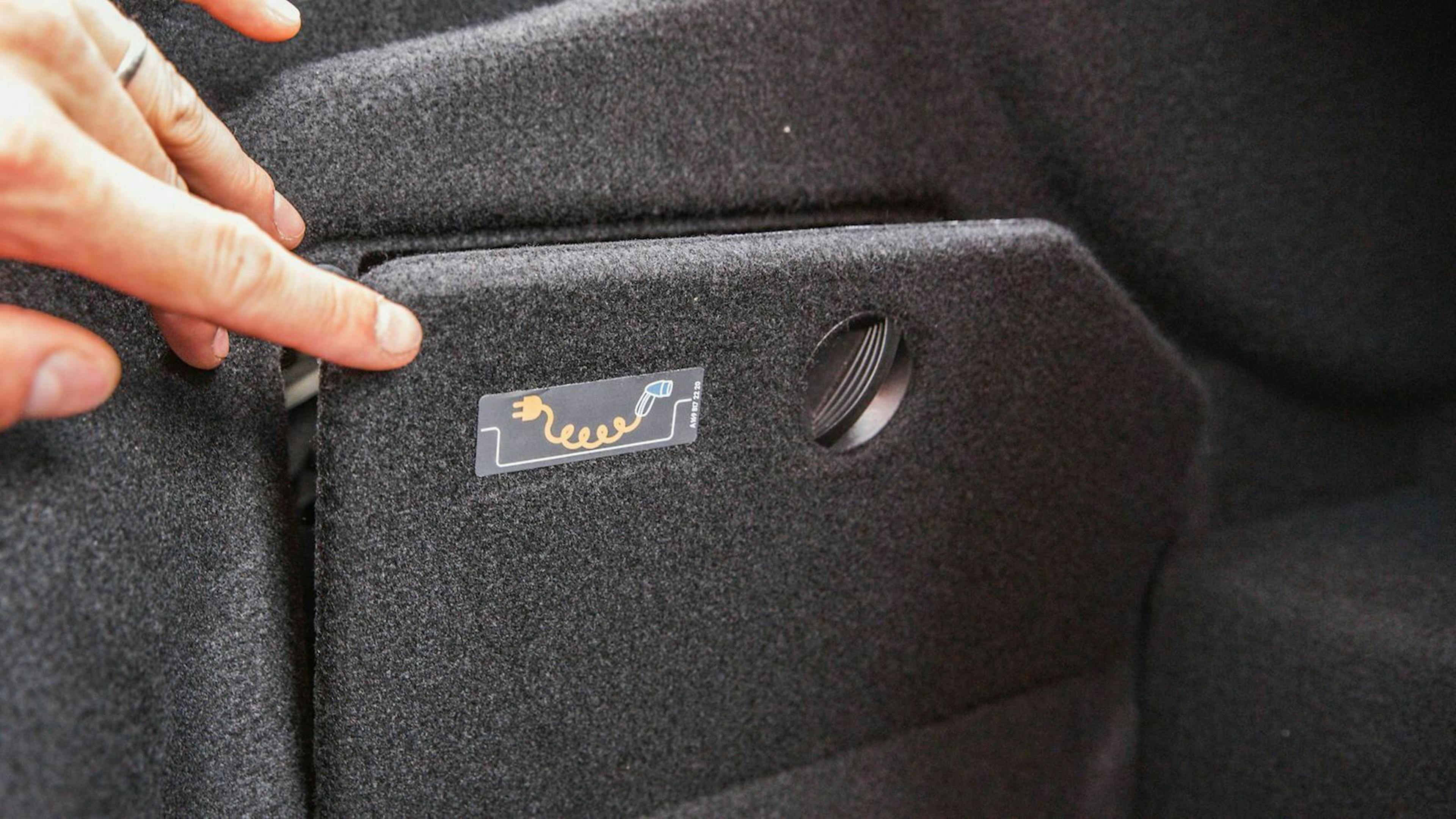 Das Ladekabel wird in einem kleinen Fach Im Kofferraum versteckt