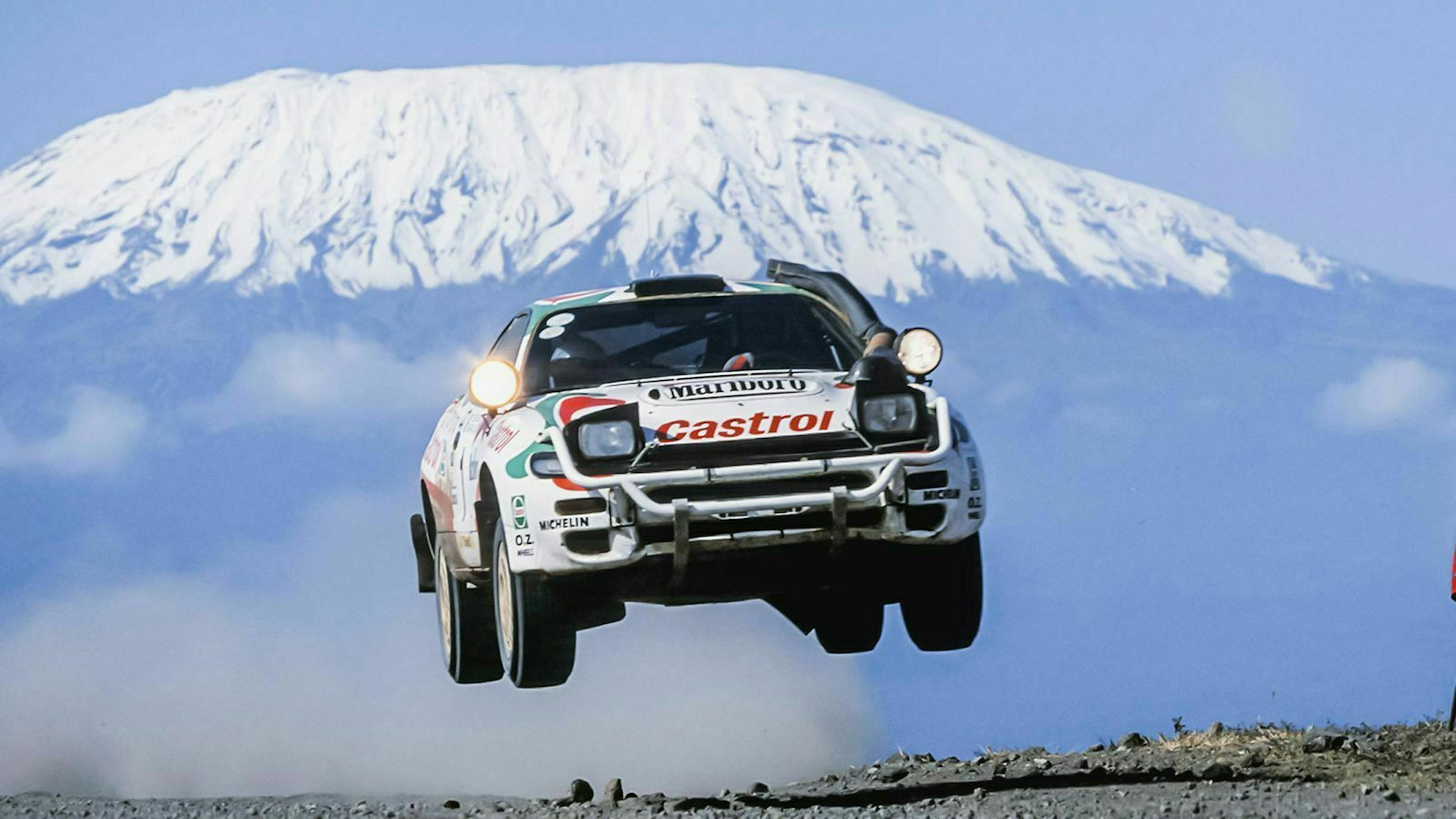 Das Bild zeigt die Rallye-Version des Toyota Celica beim Sprung