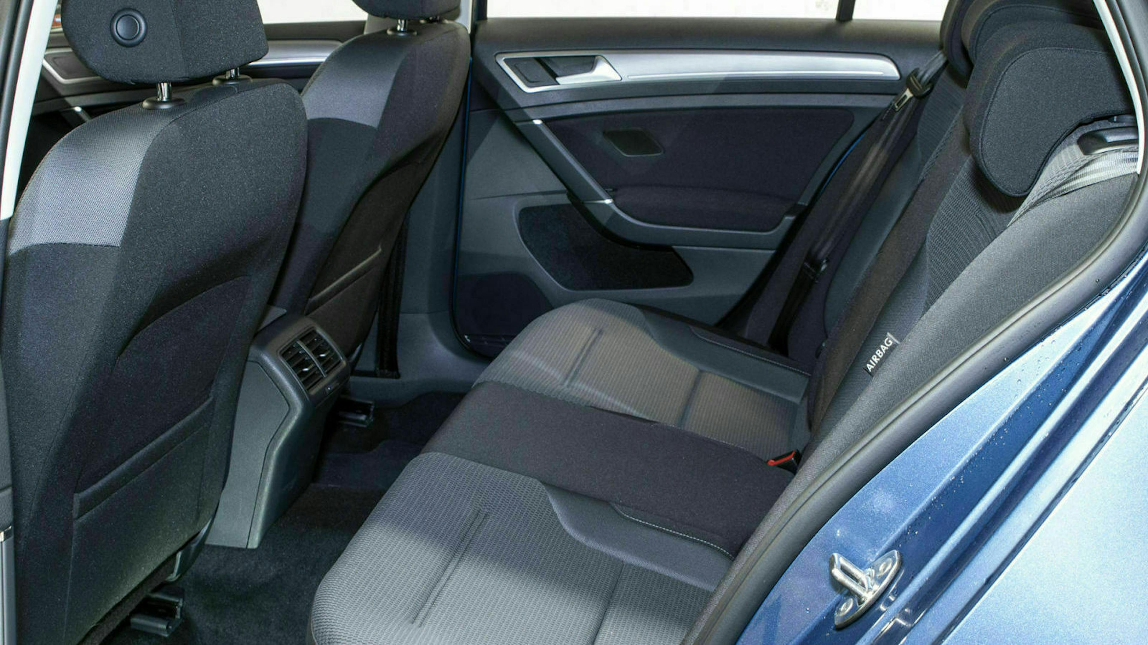 Zu sehen ist die Rückbank des Golfs