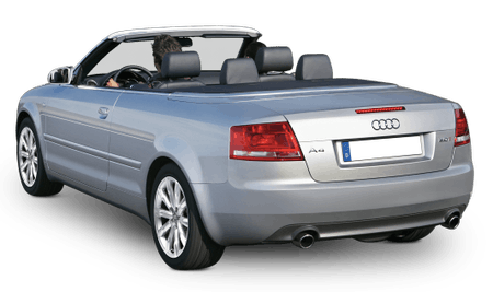 Silbernes Audi A4 Cabrio von hinten, mit geöffnetem Verdeck und einer Person am Steuer.