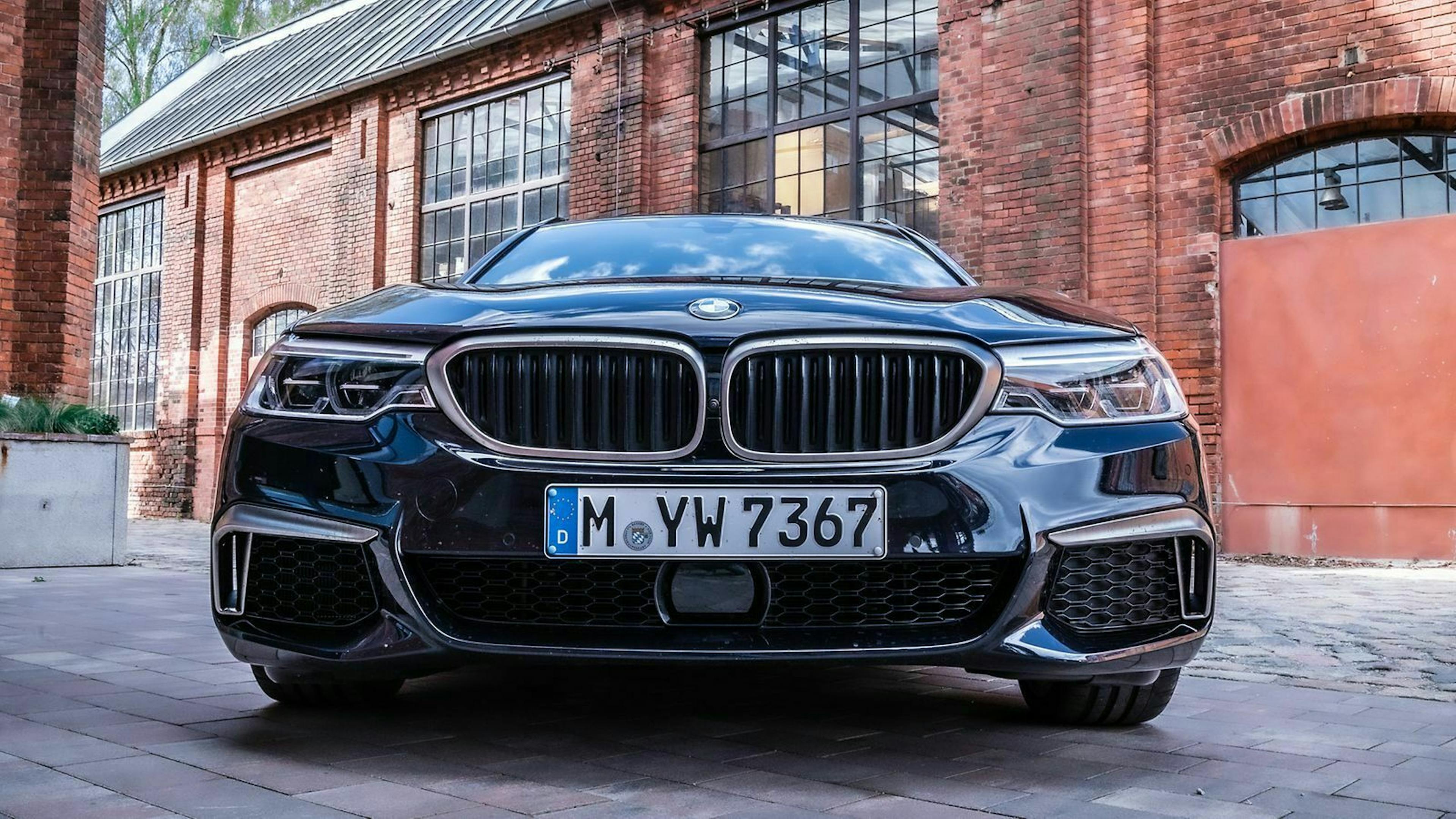 Zu sehen ist die Front des BMW M550d xDrive Touring