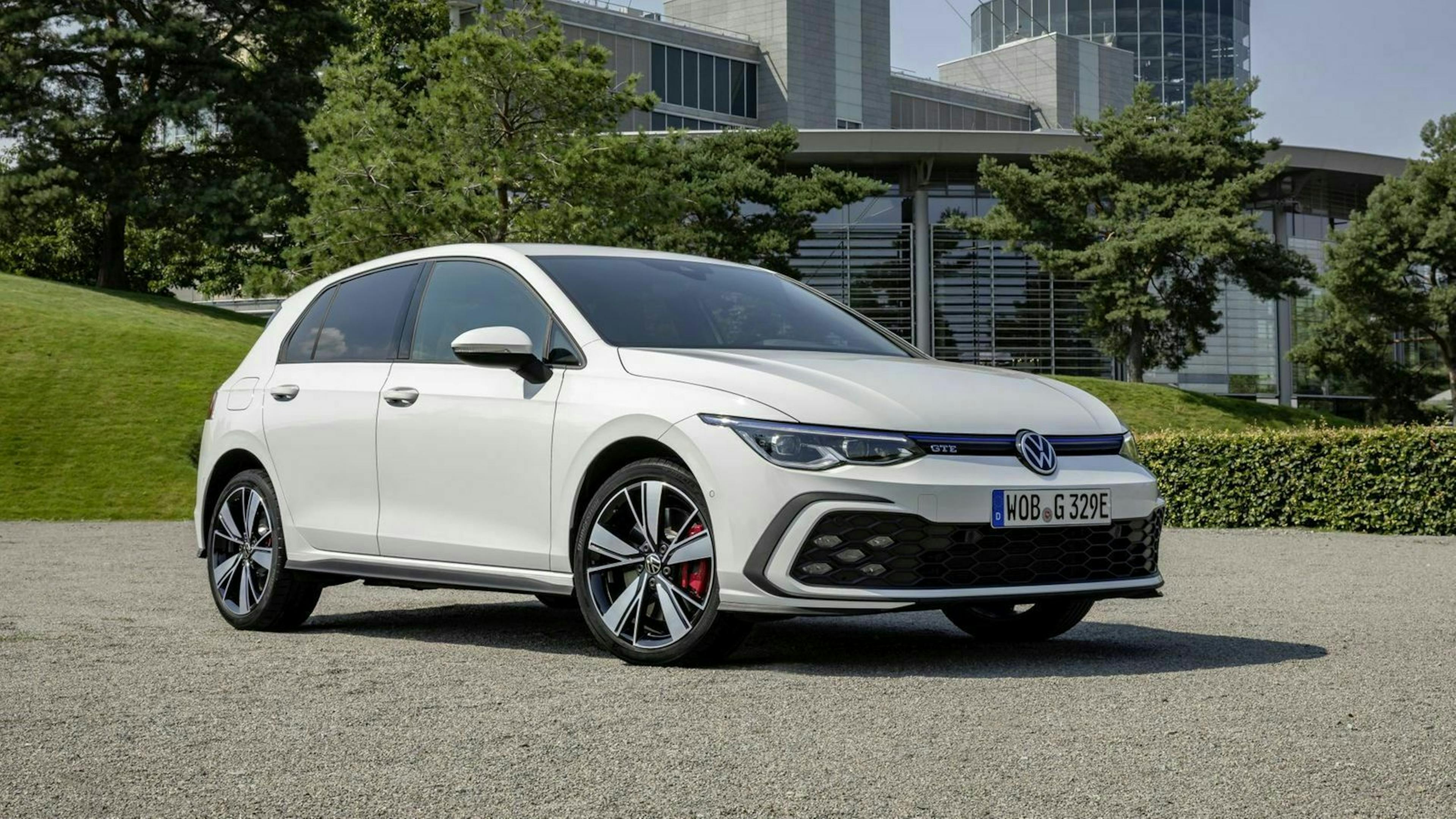 Der Golf 8 GTE in frontaler Seitenansicht stehend