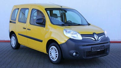 Ein gelber Renault Kangoo steht vor einer weißen Wand