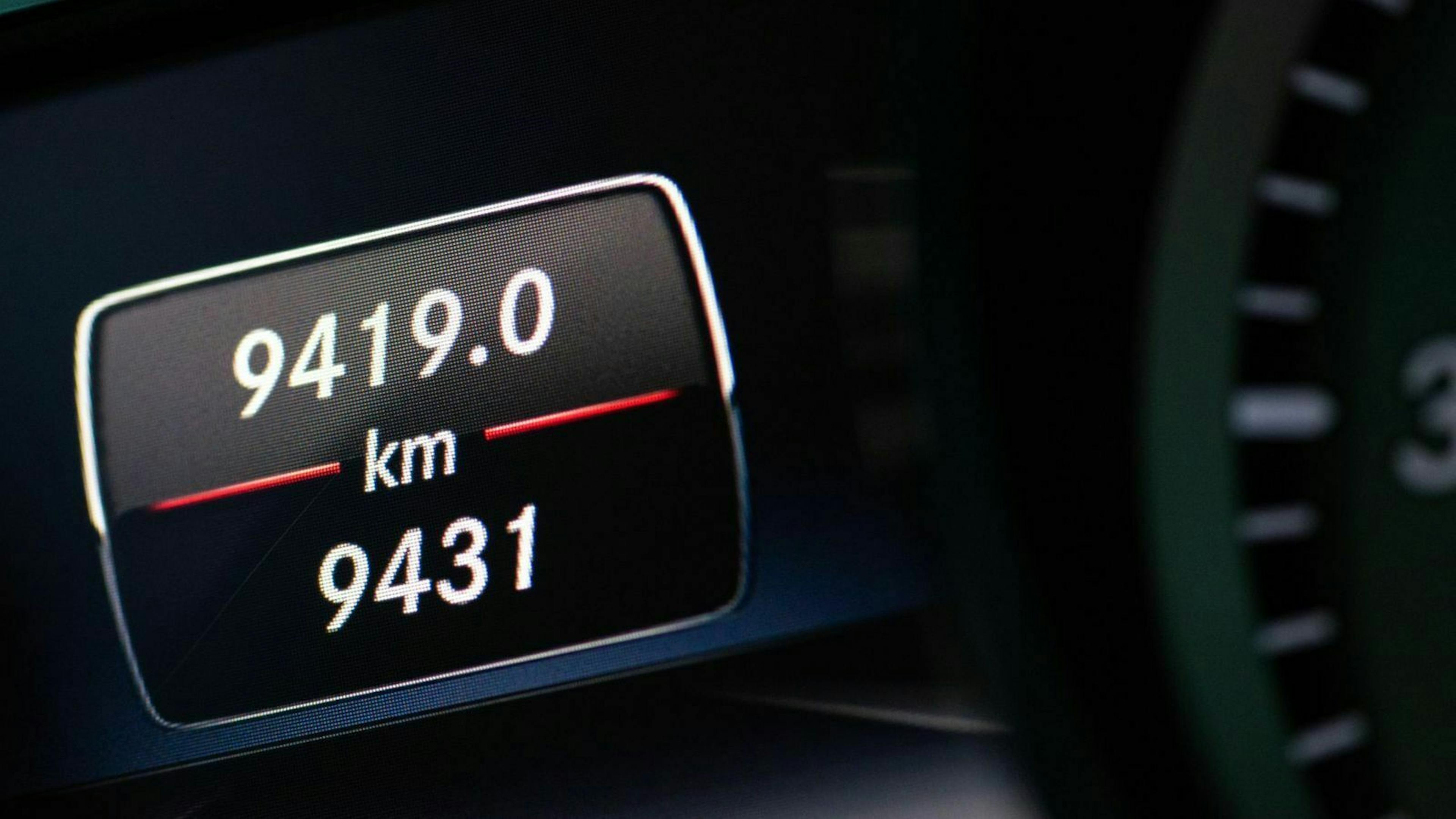 In unserem Ratgeber wollen wir dir helfen, dich beim Autokauf besser vor Tachobetrug zu schützen