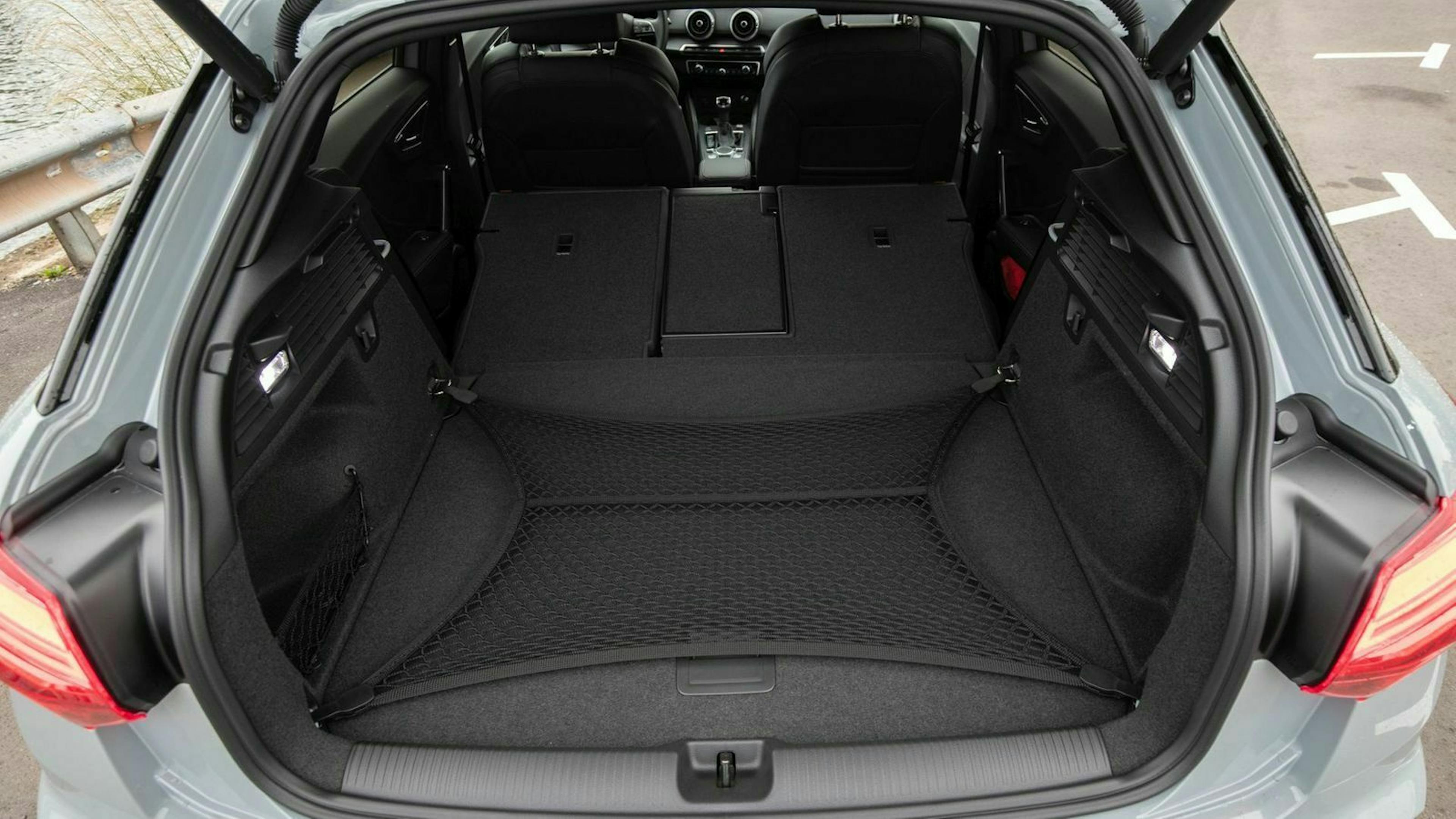 Zu sehen ist der Kofferraum des gelifteten Audi Q2
