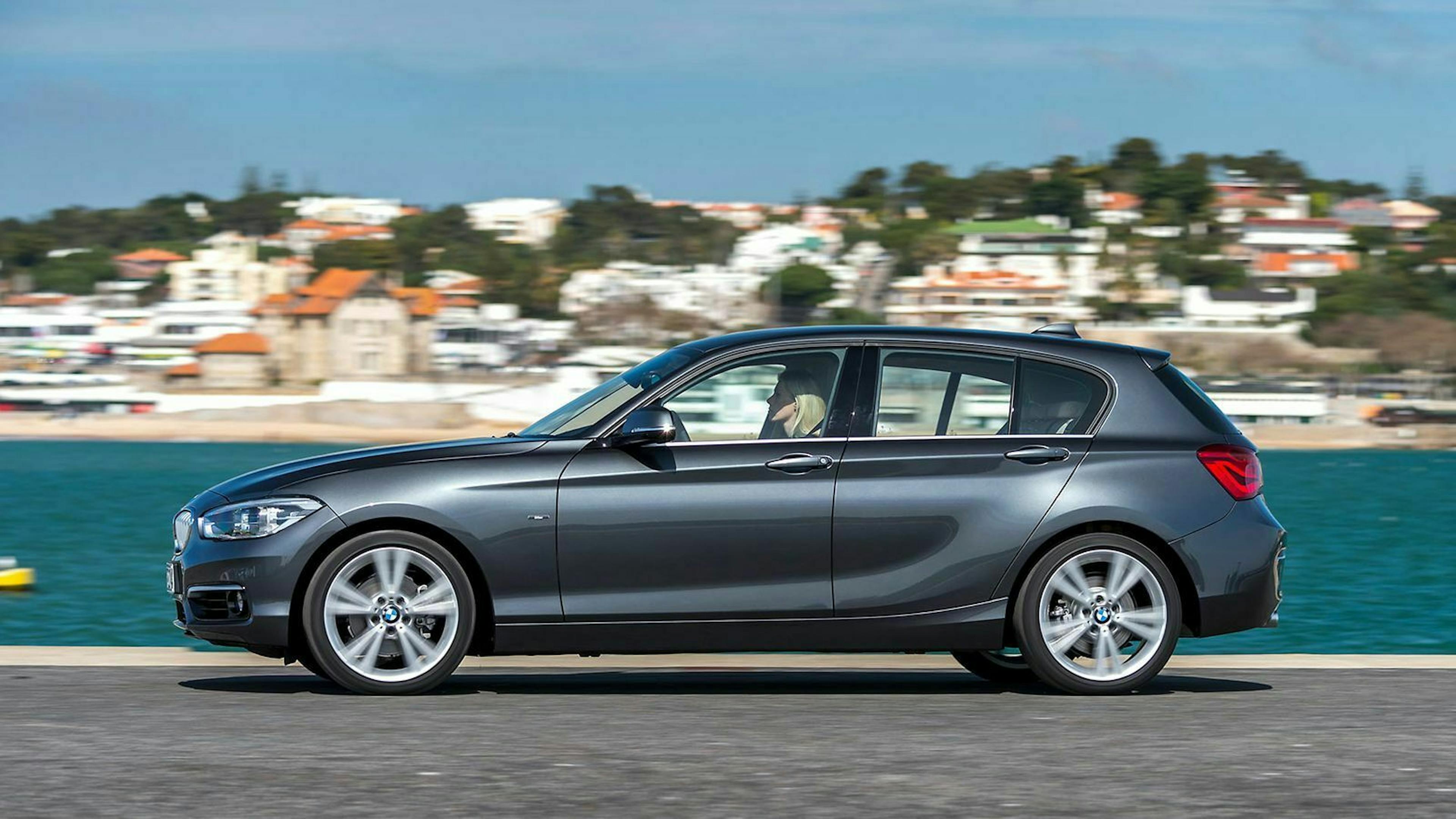 Zu sehen ist der BMW 120 xDrive 5dr in seitlicher Position