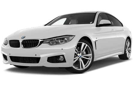 Weißer BMW mit sportlichem Design, vier Türen und silbernen Felgen, steht schräg von der Kamera weg auf weißem Hintergrund.