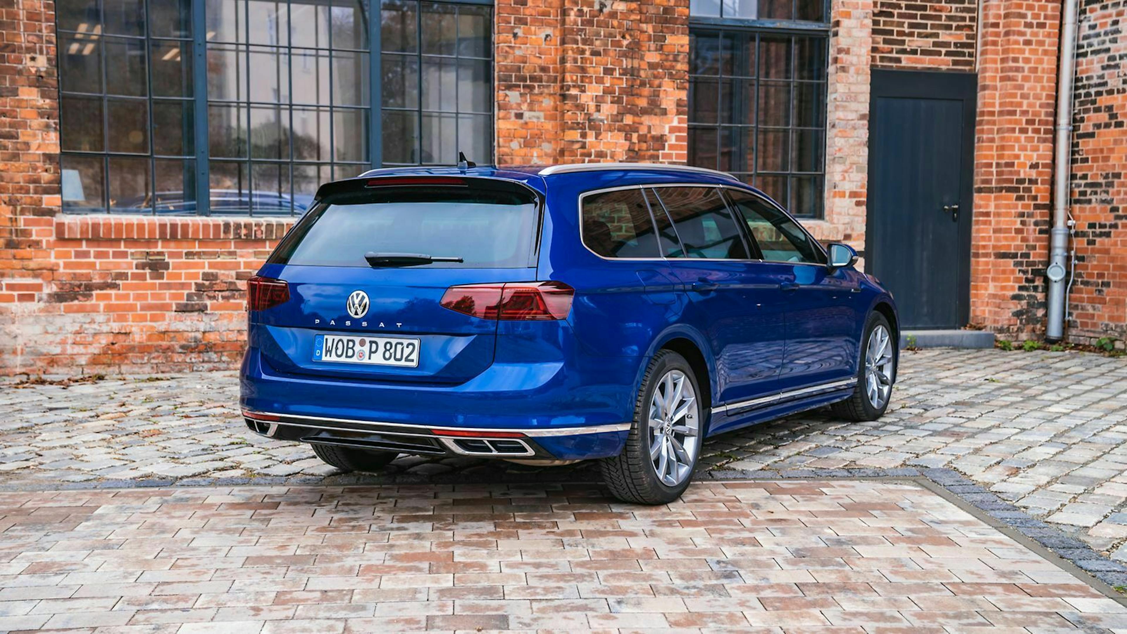 VW Passat Variant in der Ansicht von hinten-rechts, stehend
