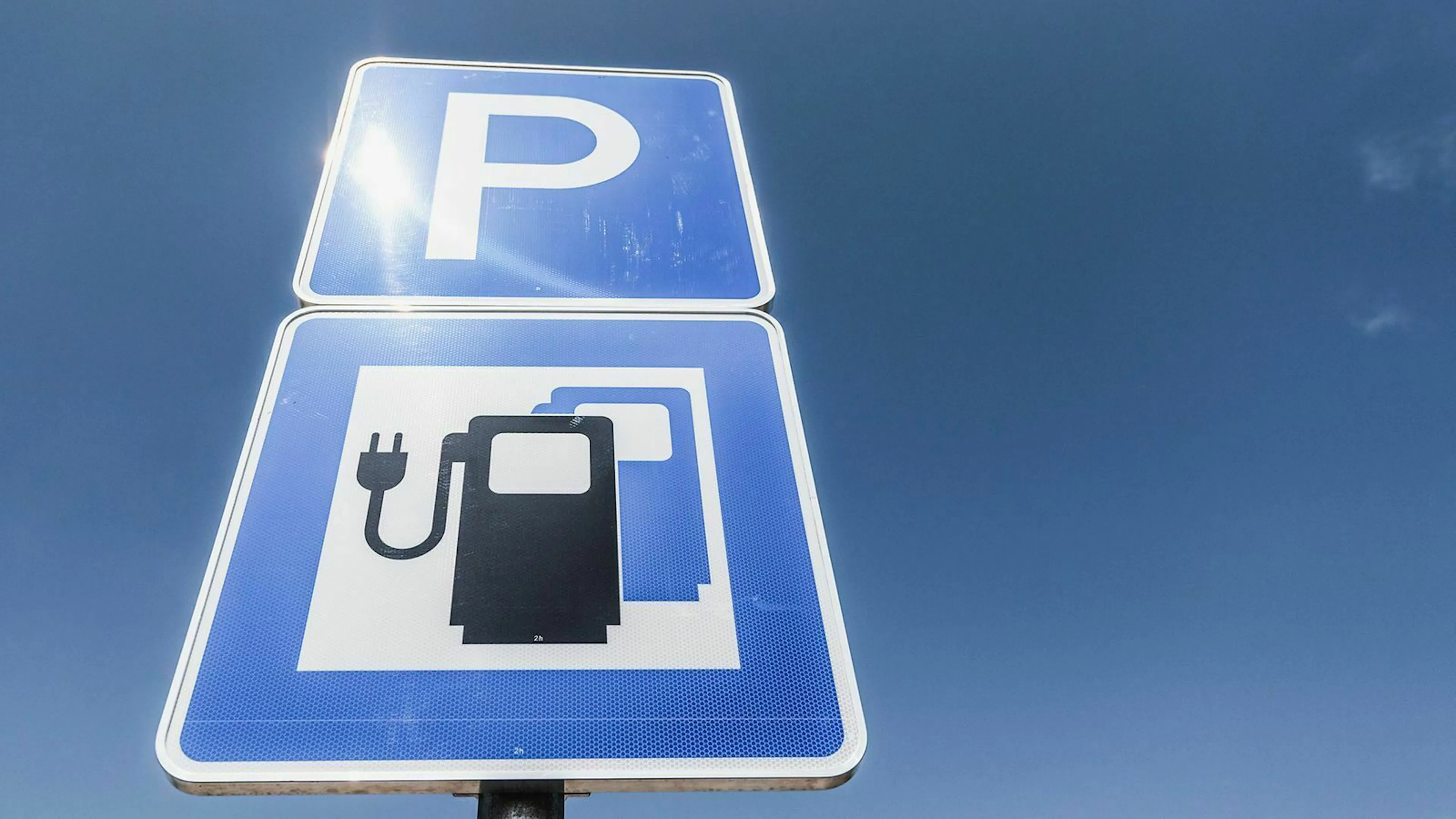 Neben den klassischen Kraftstoffen findest du hier auch eine Ladestation für Elektroautos.