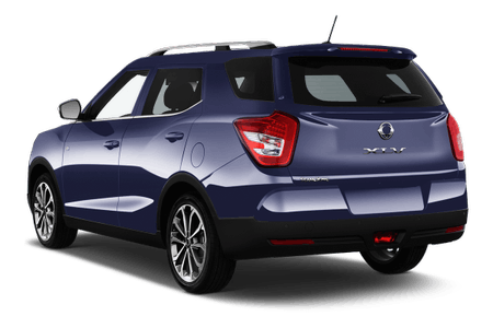 Blauer SUV, Heckansicht. Der Wagen hat moderne Rückleuchten, Dachreling und eine dunkel getönte Heckscheibe.