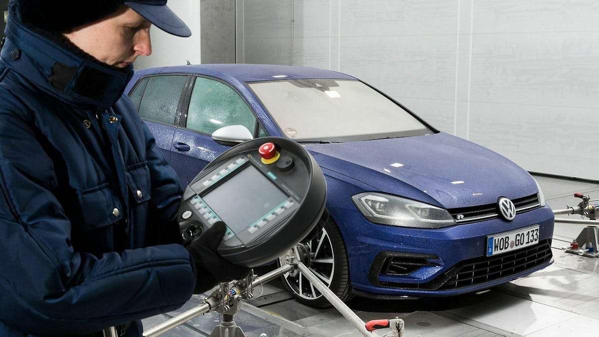 Ein VW Golf bei der Vorbereitung für Tests im Windkanal