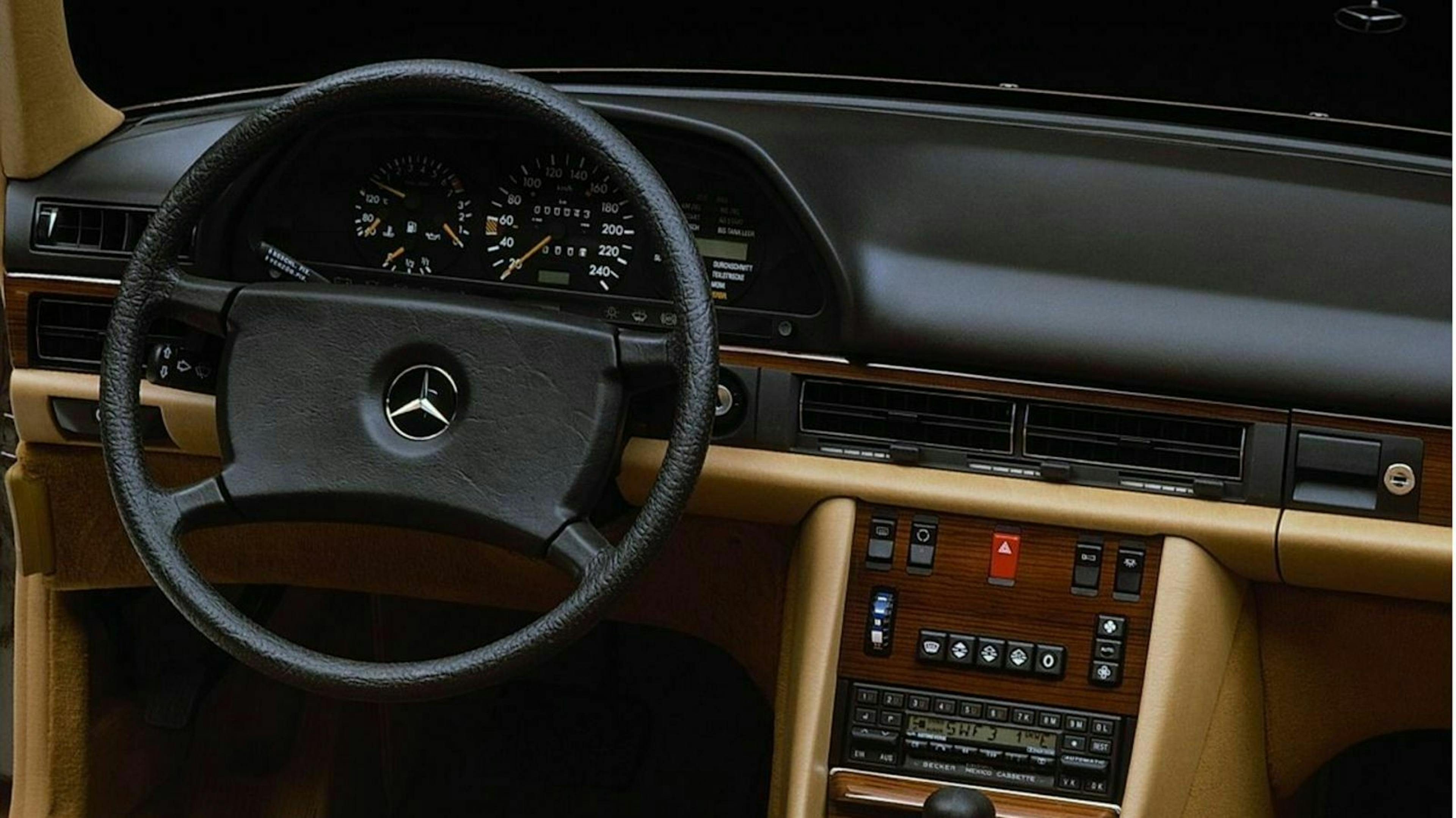 Mercedes W126 vorderer Innenraum mit Sicht auf Lenkrad 