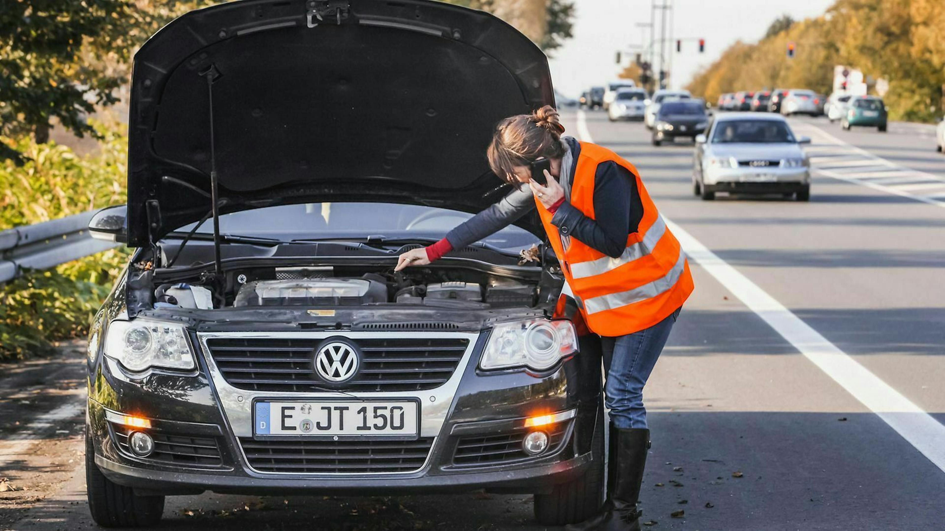 Warnwesten sind besonders auffällig. Sie schützen dich im Straßenverkehr, wenn dein Auto eine Panne hatte.