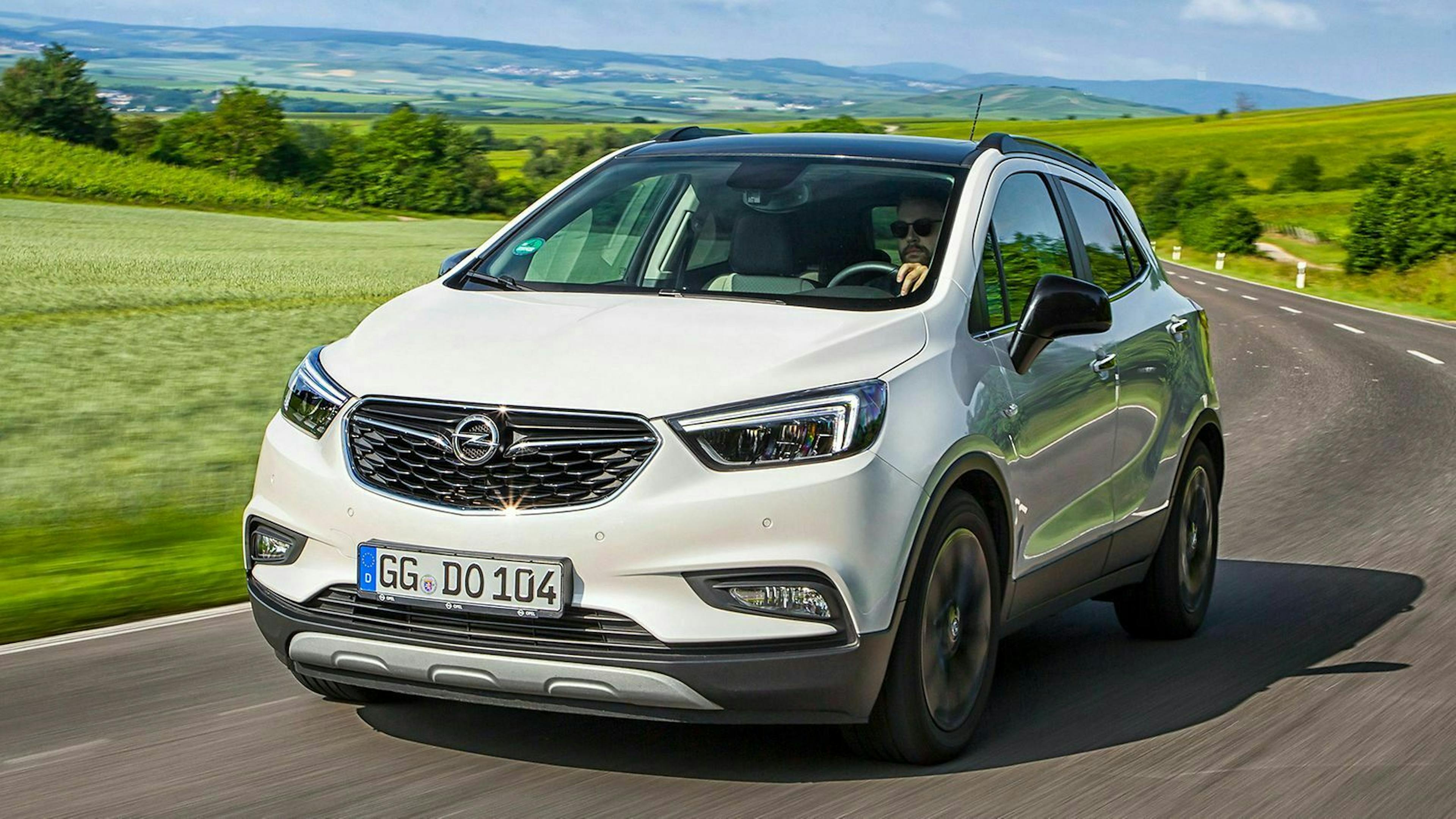 Ein weißer Opel Mokka in Fahrt