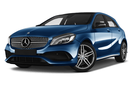 Blauer Mercedes-Benz Kompaktwagen, schräg von vorne fotografiert, mit markantem Kühlergrill und sportlichen Felgen.