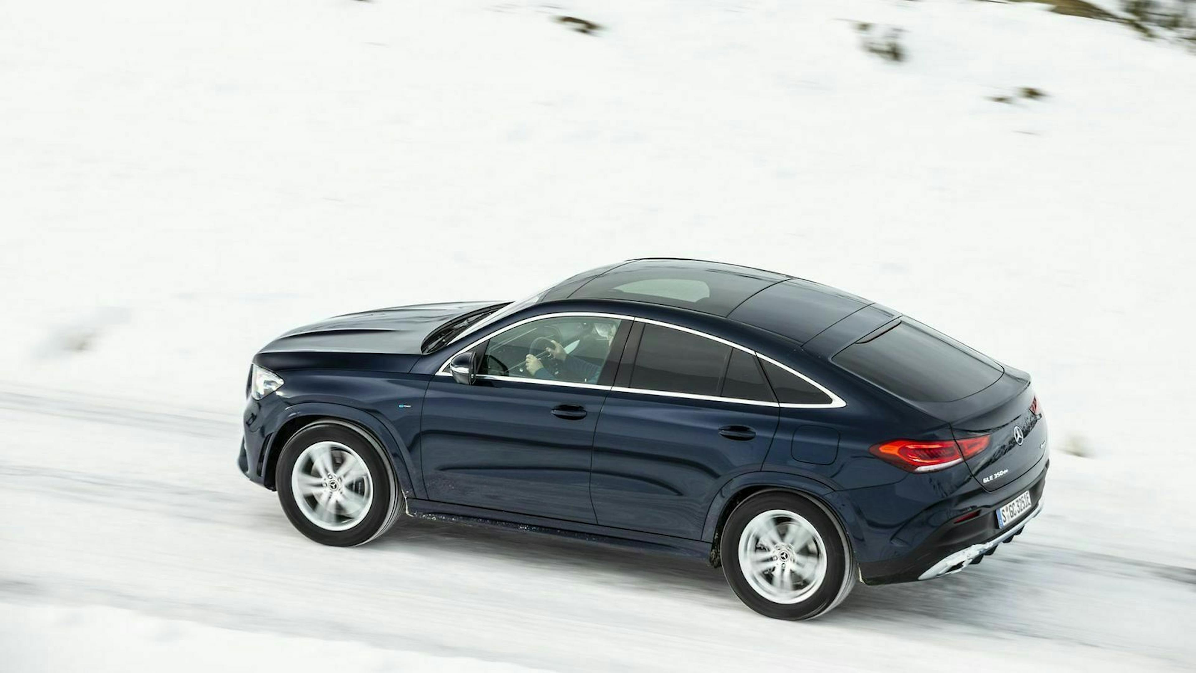 Mercedes GLE 350 de in der Seitenansicht, fahrend