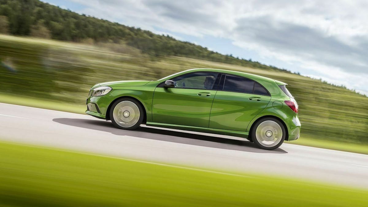 Zu sehen ist die Mercedes A-Klasse W176 AMG-Line, seitlich fahrend