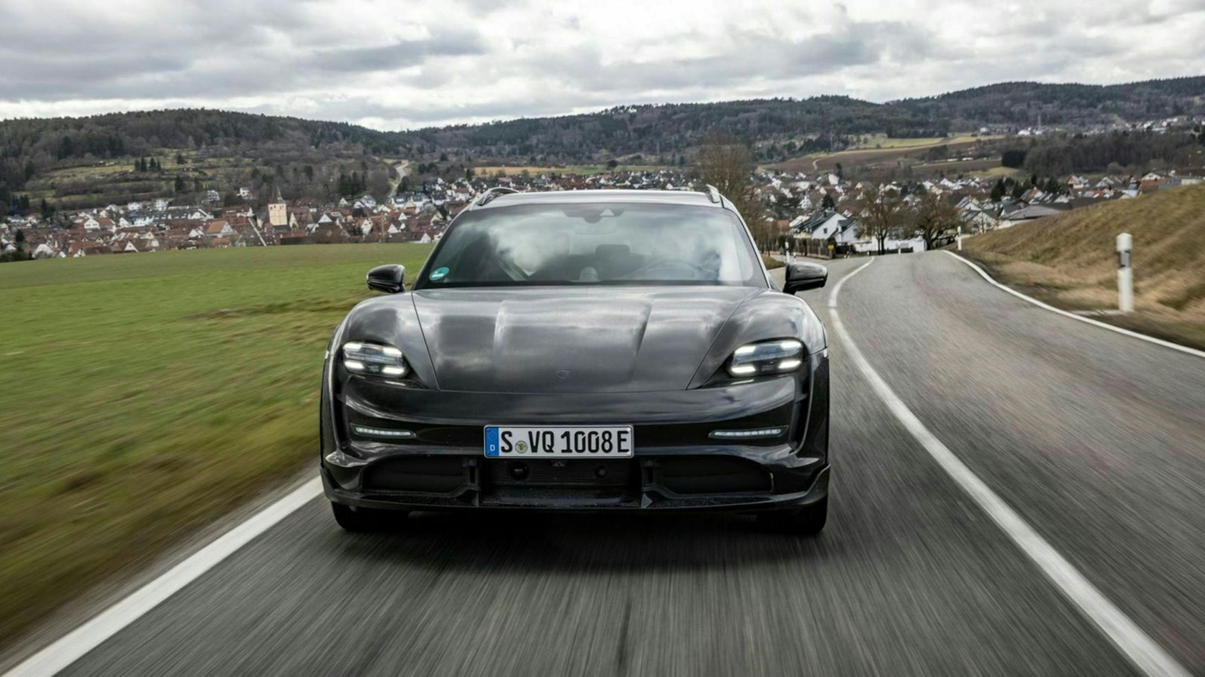 Zu sehen ist die Front des Porsche Taycan Cross Turismo 