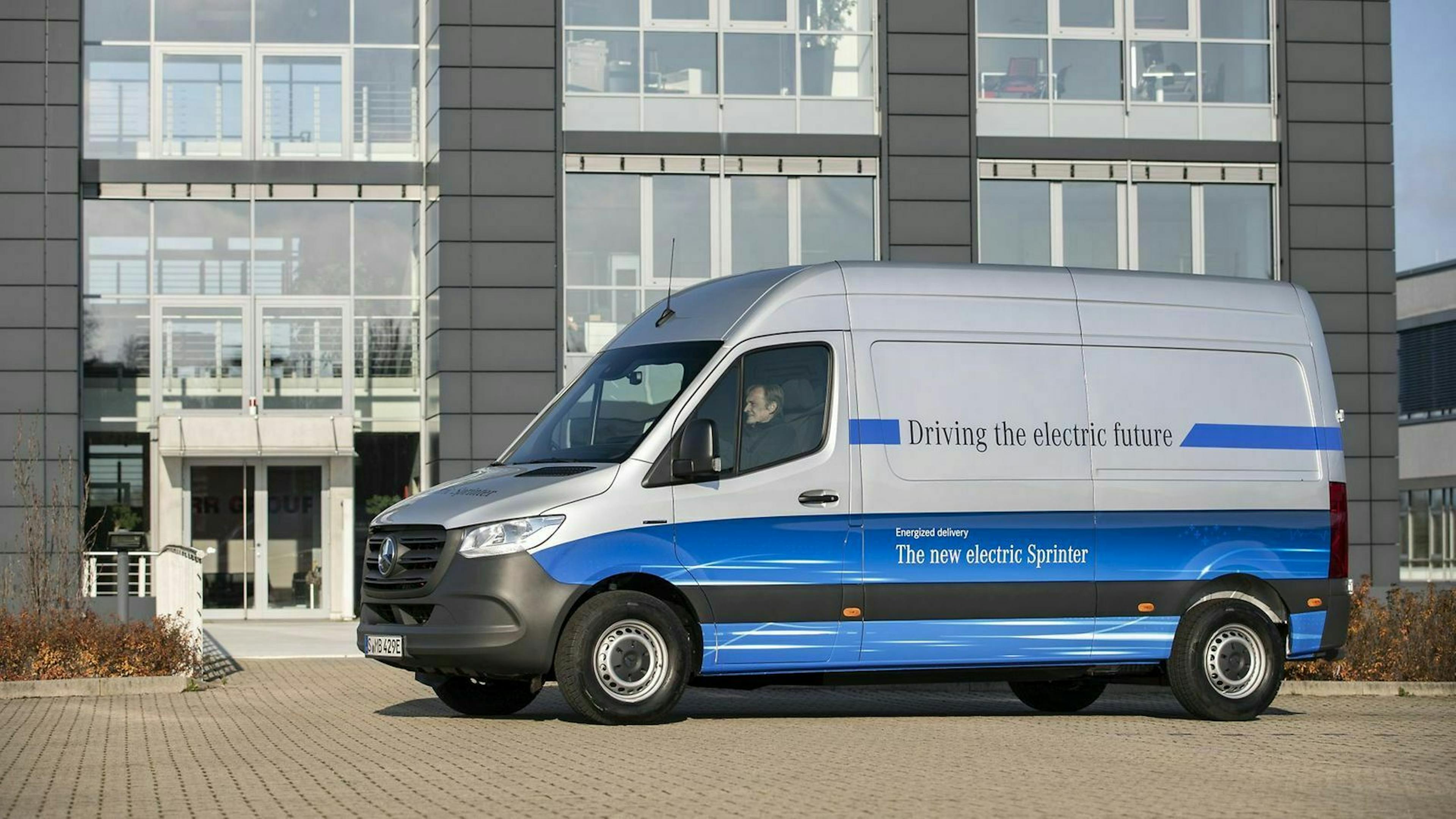 Mercedes eSprinter in der Seitenansicht, stehend