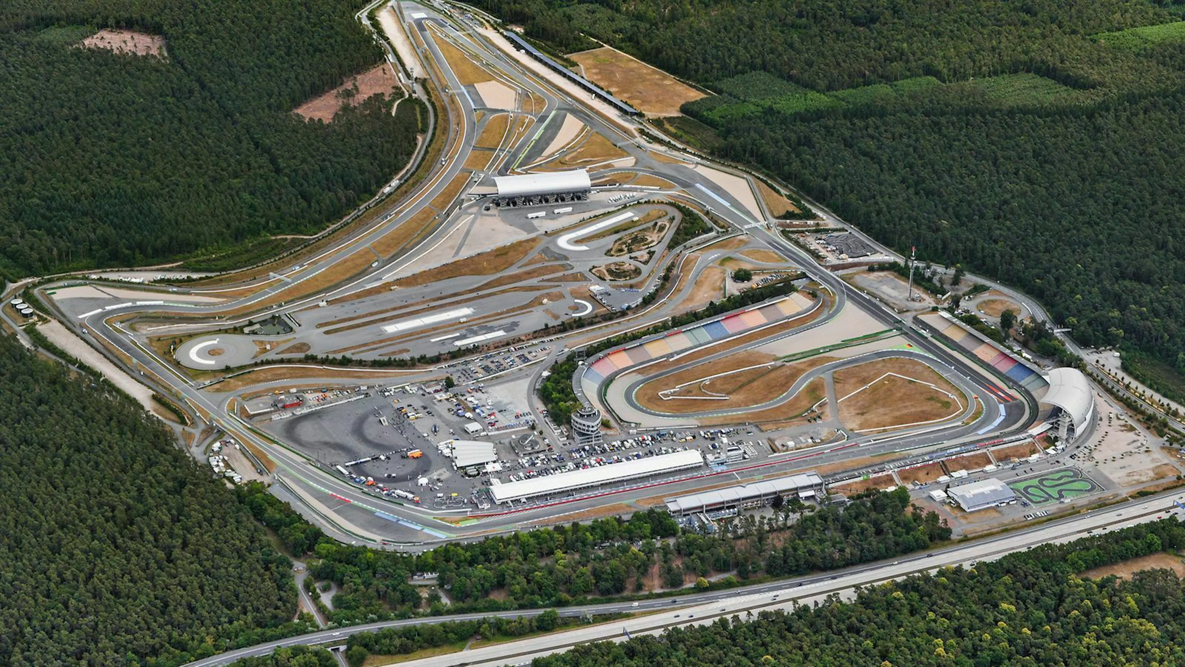 Auch die Rennstrecke Hockenheimring liegt an der Autobahn A6.