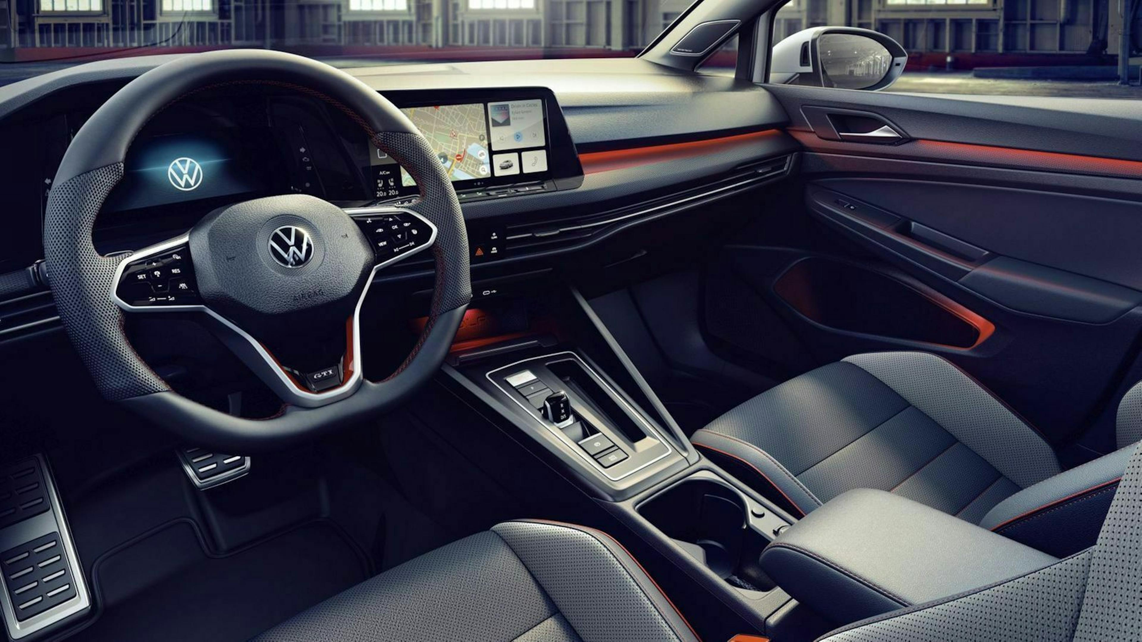 Der Innenraum des VW Golf 8 GTI Clubsport mit Sicht auf das Lenkrad