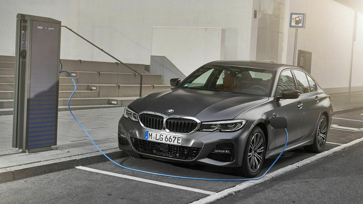 BMW 3er 330e an Ladestation Frontansicht