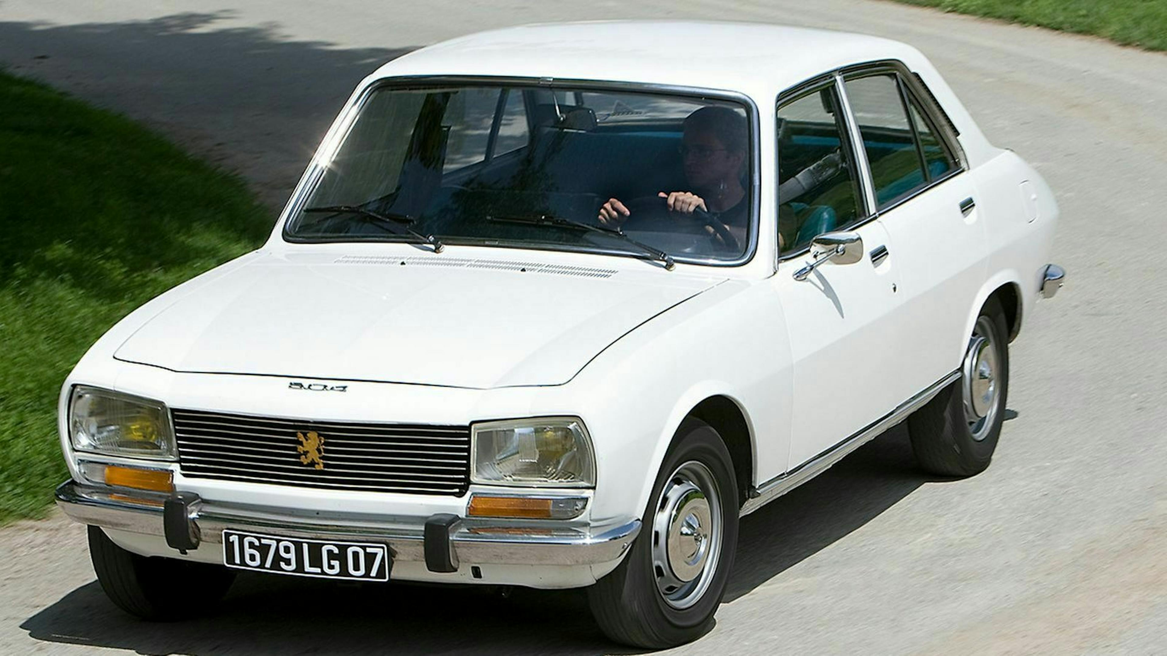 Peugeot 504 fahrend in Frontansicht