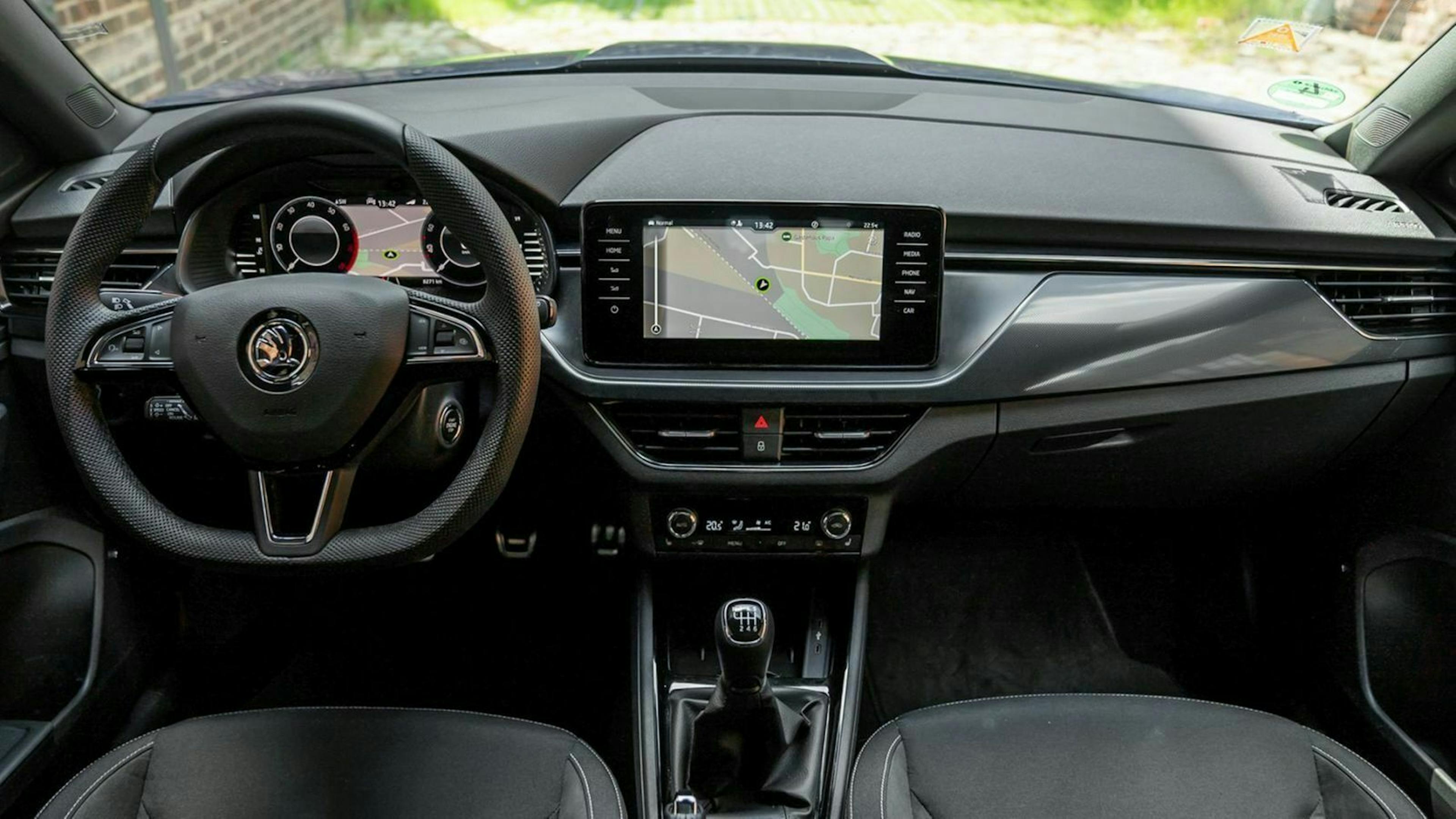 Zu sehen ist das Cockpit des Skoda Kamiq