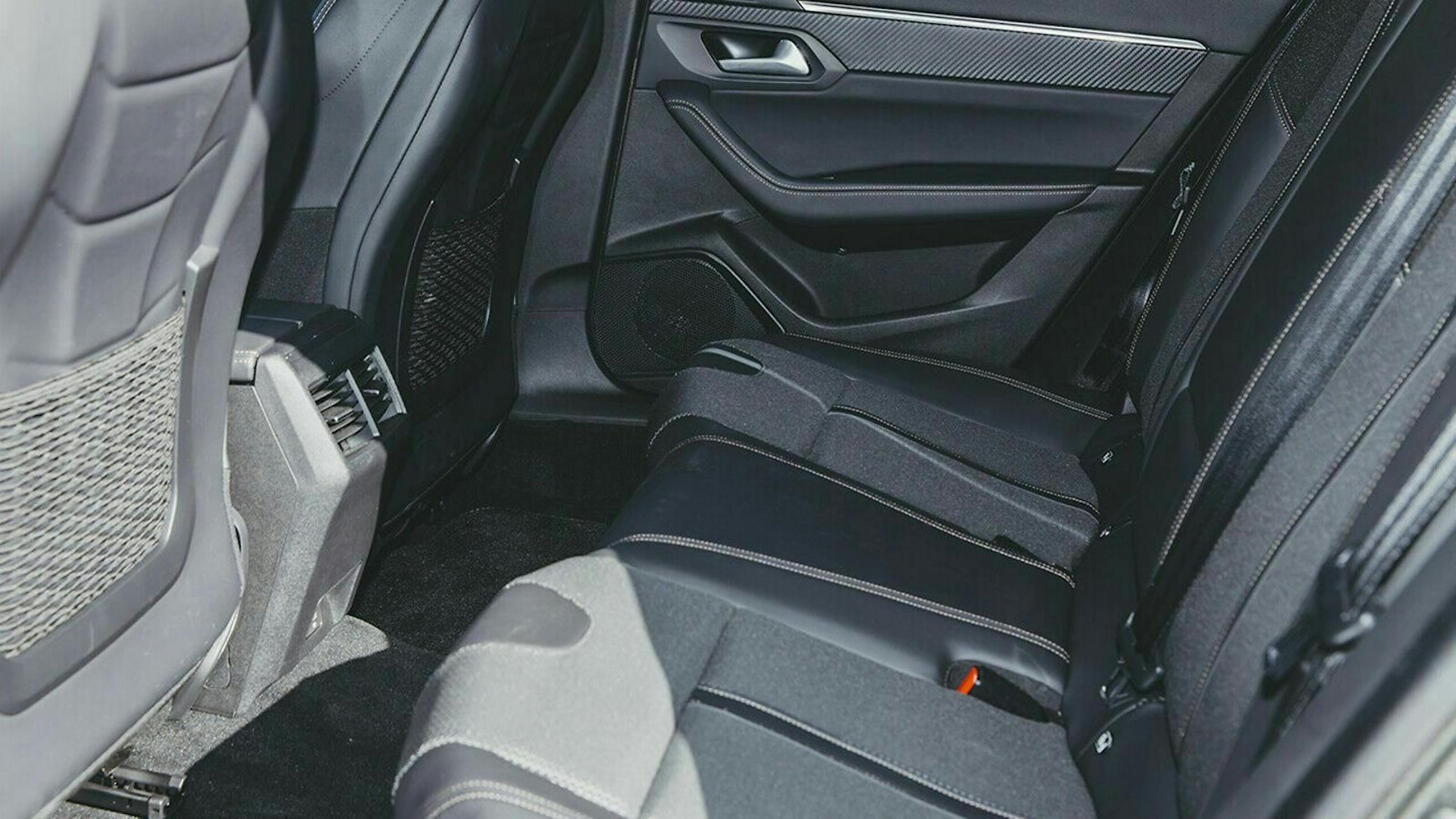 Auf der Rückbank des Peugeot 508 sitzt man ordentlich, doch andere Mittelklasse-Limousinen bieten mehr Platz für die Knie