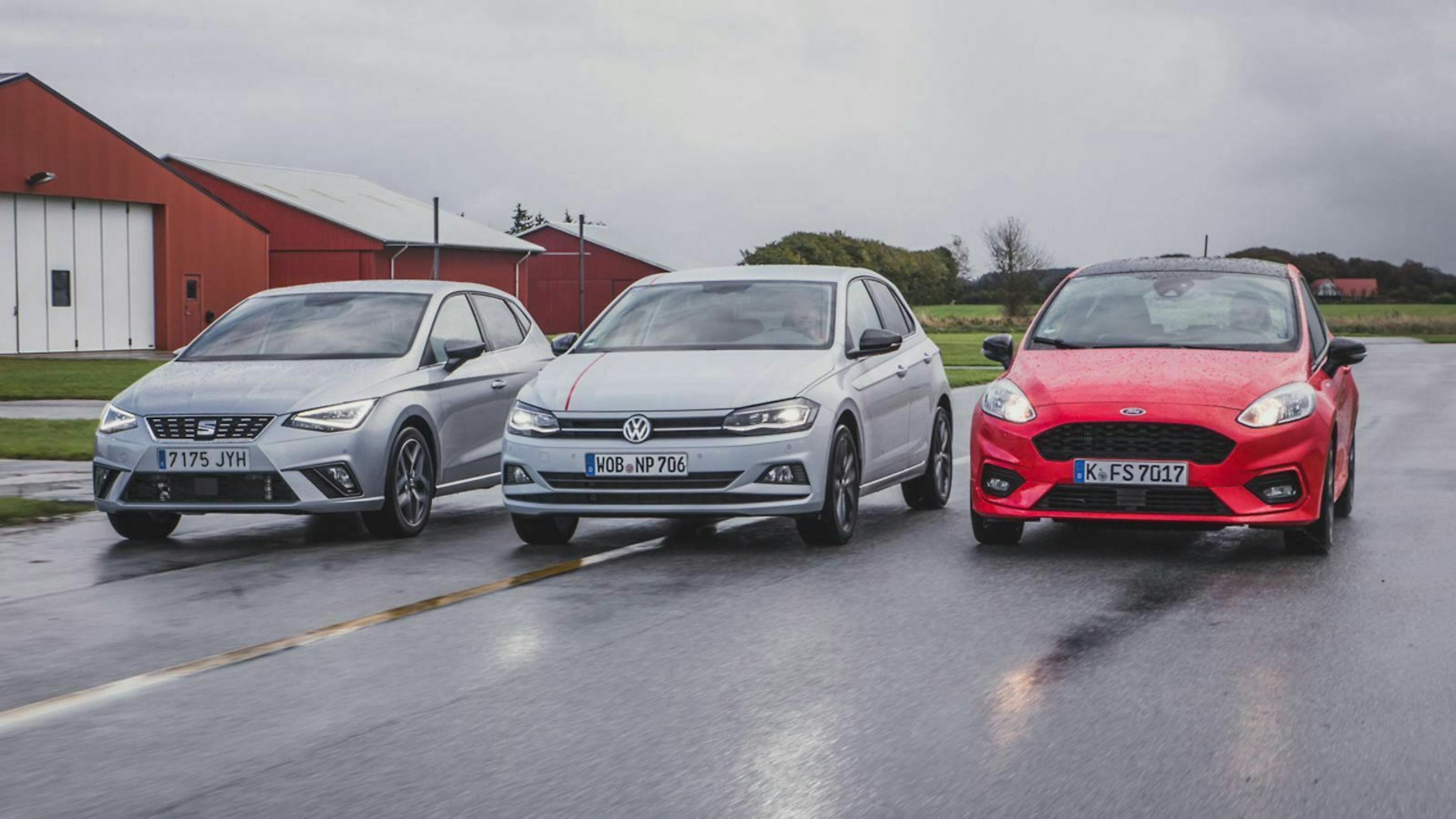 Ford Fiesta, VW Polo und Seat Ibiza fahren nebeneinander auf einer Straße, die Fronten der Autos sind zu sehen. 