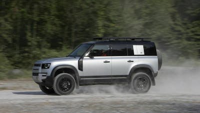 Land Rover Defender offroad Seitenansicht