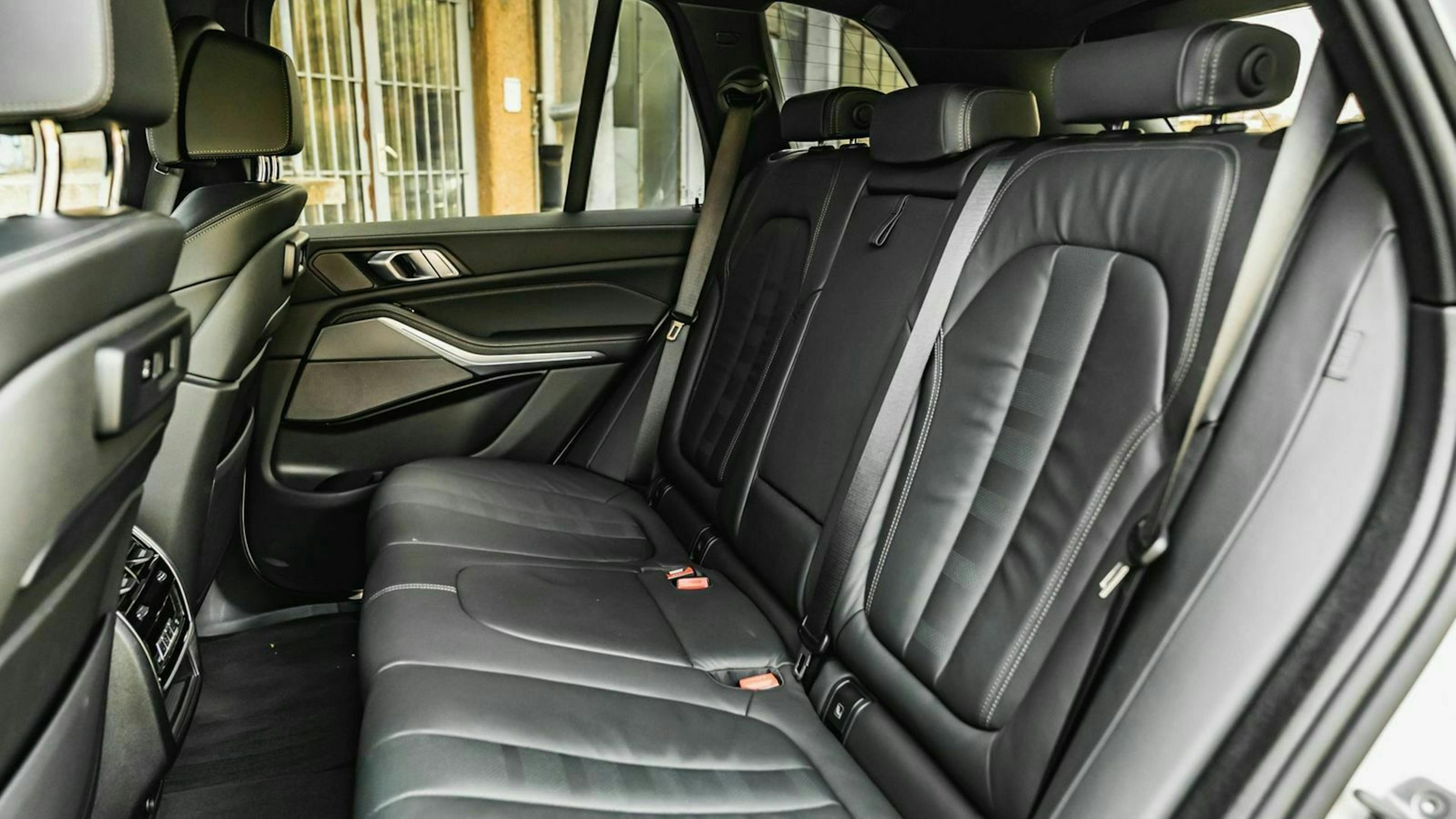 Zu sehen ist die Rückbank des BMW X5