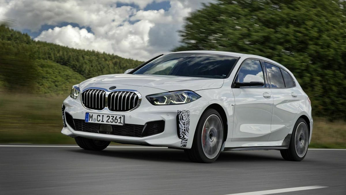 Zu sehen ist ein 1er BMW, fahrend