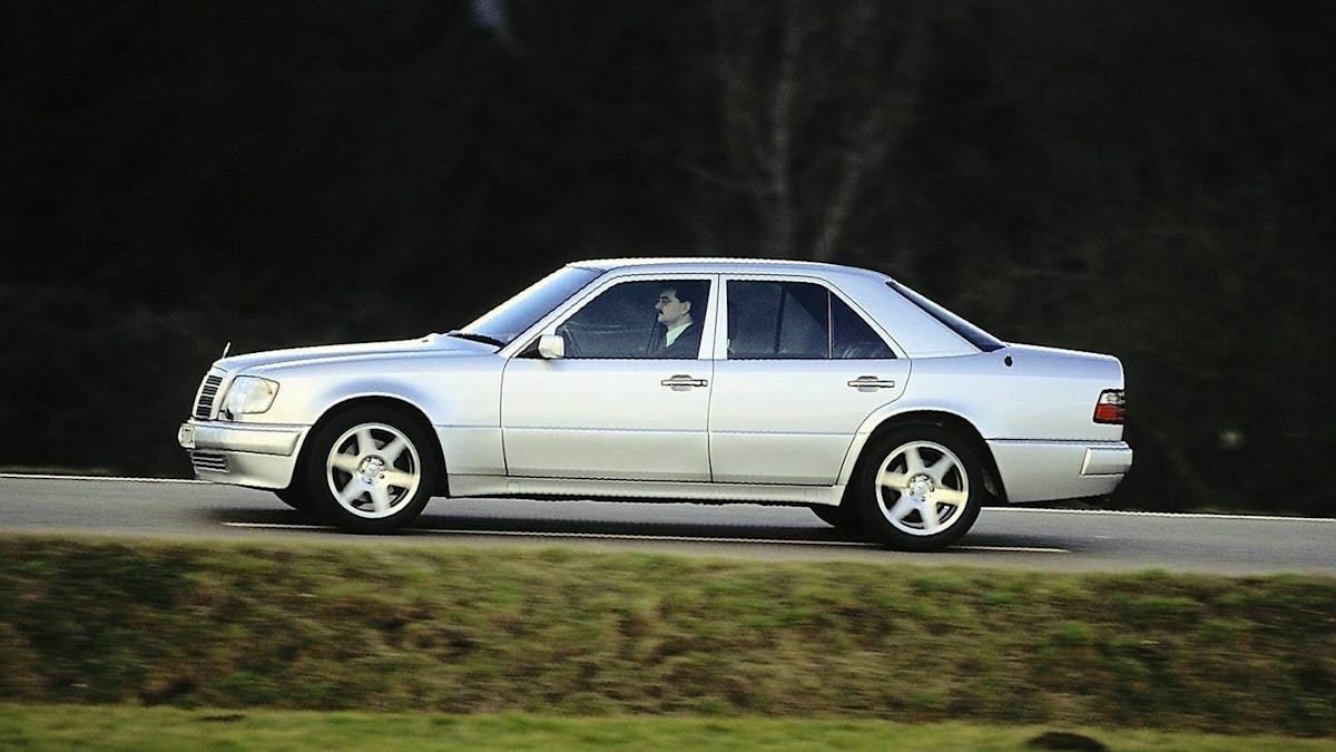Mercedes E 500 in der Seitenansicht, fahrend