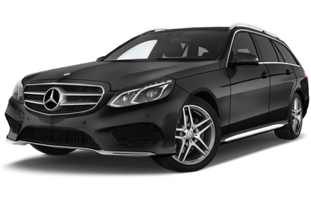 Schwarzer Mercedes-Benz-Kombi mit glänzendem Lack, markantem Kühlergrill und silbernen Felgen, parkend auf klarem Hintergrund.