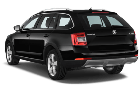 Schwarzer Skoda Octavia Kombi, Rückansicht, geparkt, mit sichtbaren Rücklichtern und Dachreling.