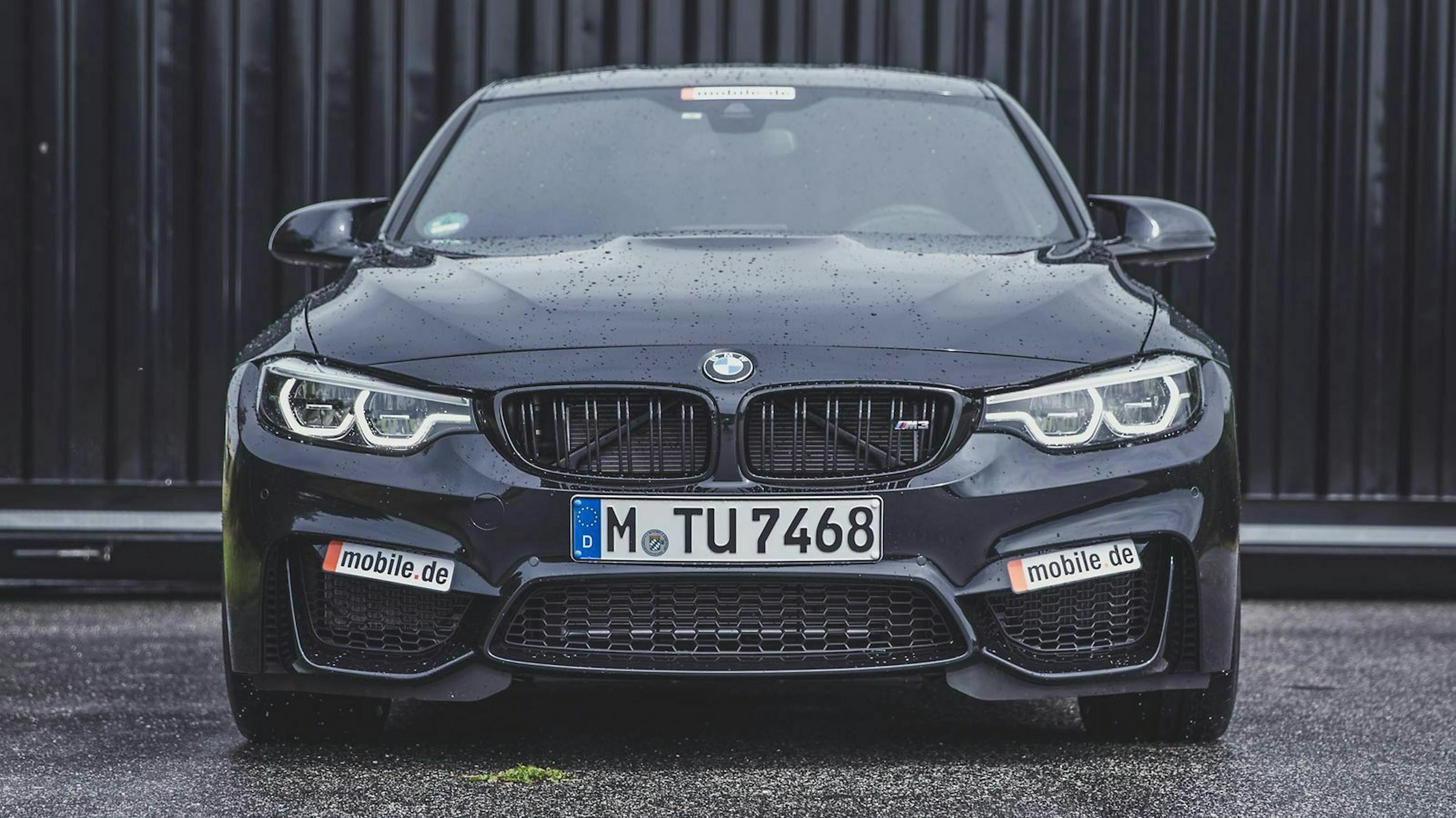 Schwarzer BMW M3 Frontansicht