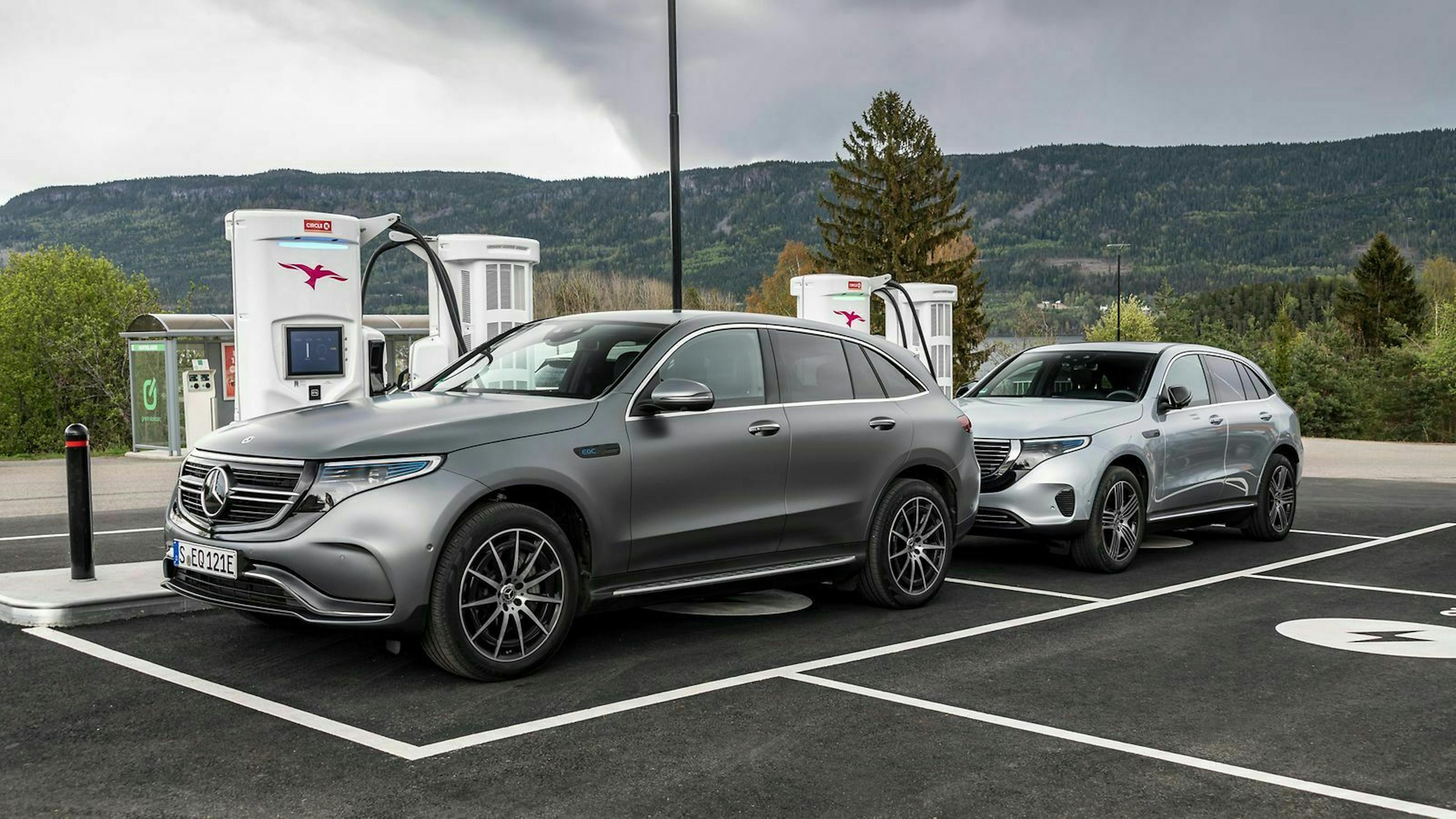 Um den Akku des Mercedes EQC von 10 Prozent auf 80 Prozent zu bringen, dauert es etwa 40 Minuten