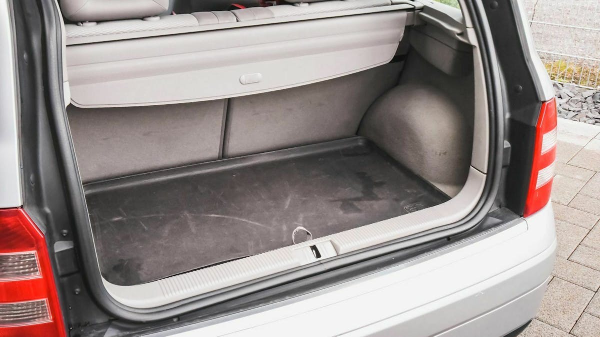 Sieht das Auto ansonsten gut aus, sollte der Blick noch einmal in den Kofferraum und vor allem unter die Matte wandern.