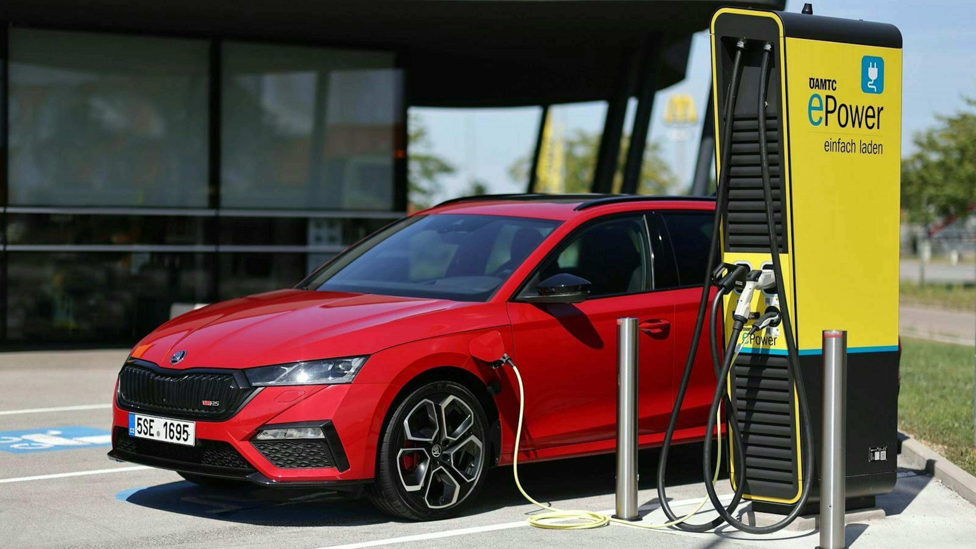 Škoda Octavia RS IV Kombi an Ladesäule