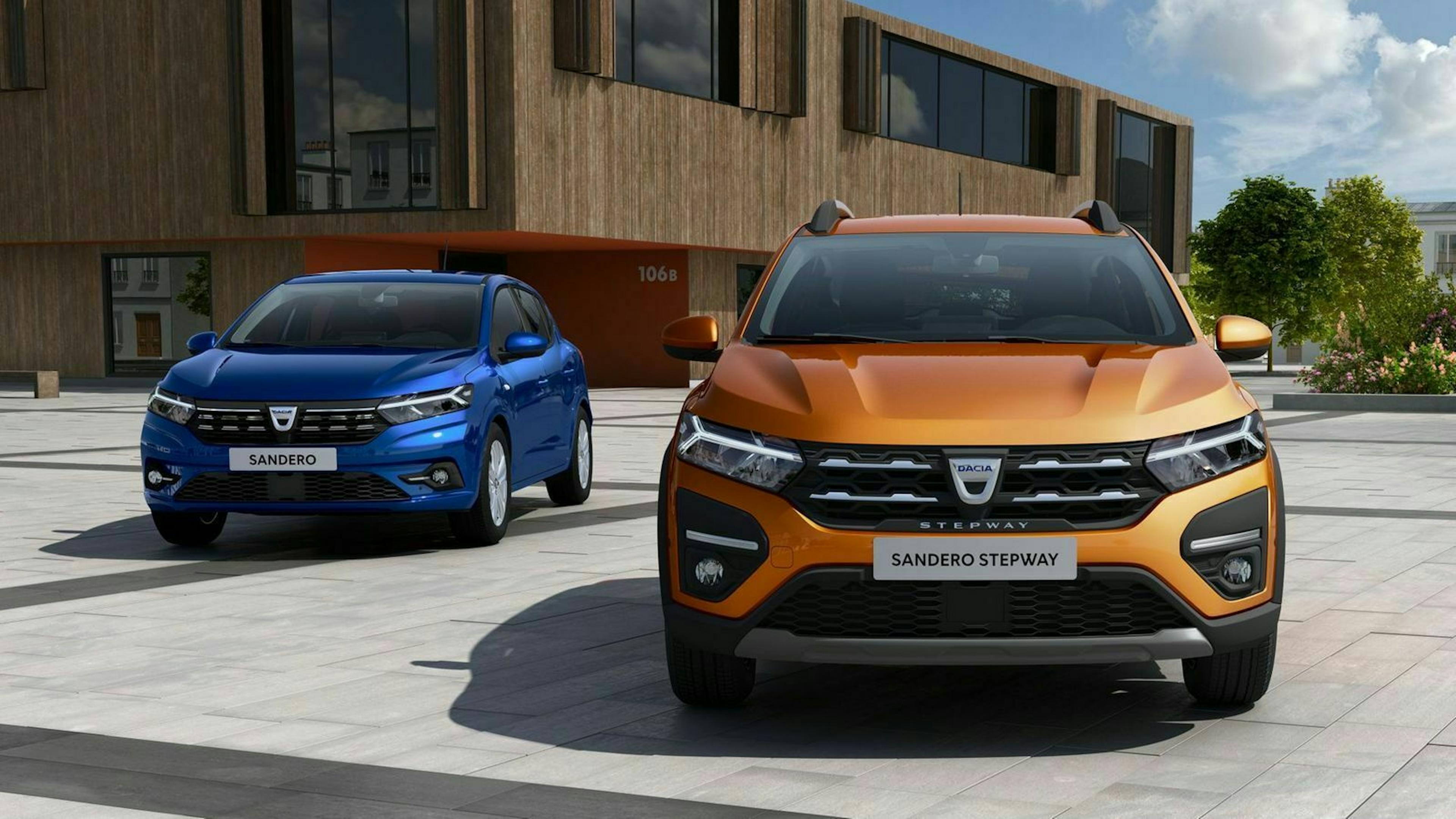 Zu sehen sind der Dacia Sandero und der Sandero Stepway