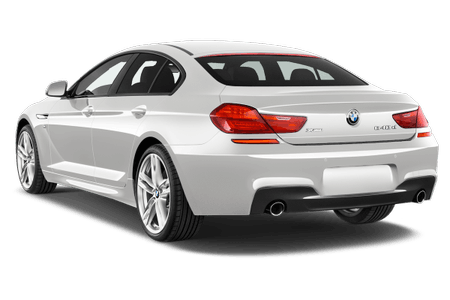 Weißer BMW 6er Gran Coupé, Rückansicht, zeigt sportliches Design, fünf Türen, rote Rücklichter, Auspuff und BMW-Logo auf einem weißen Hintergrund.