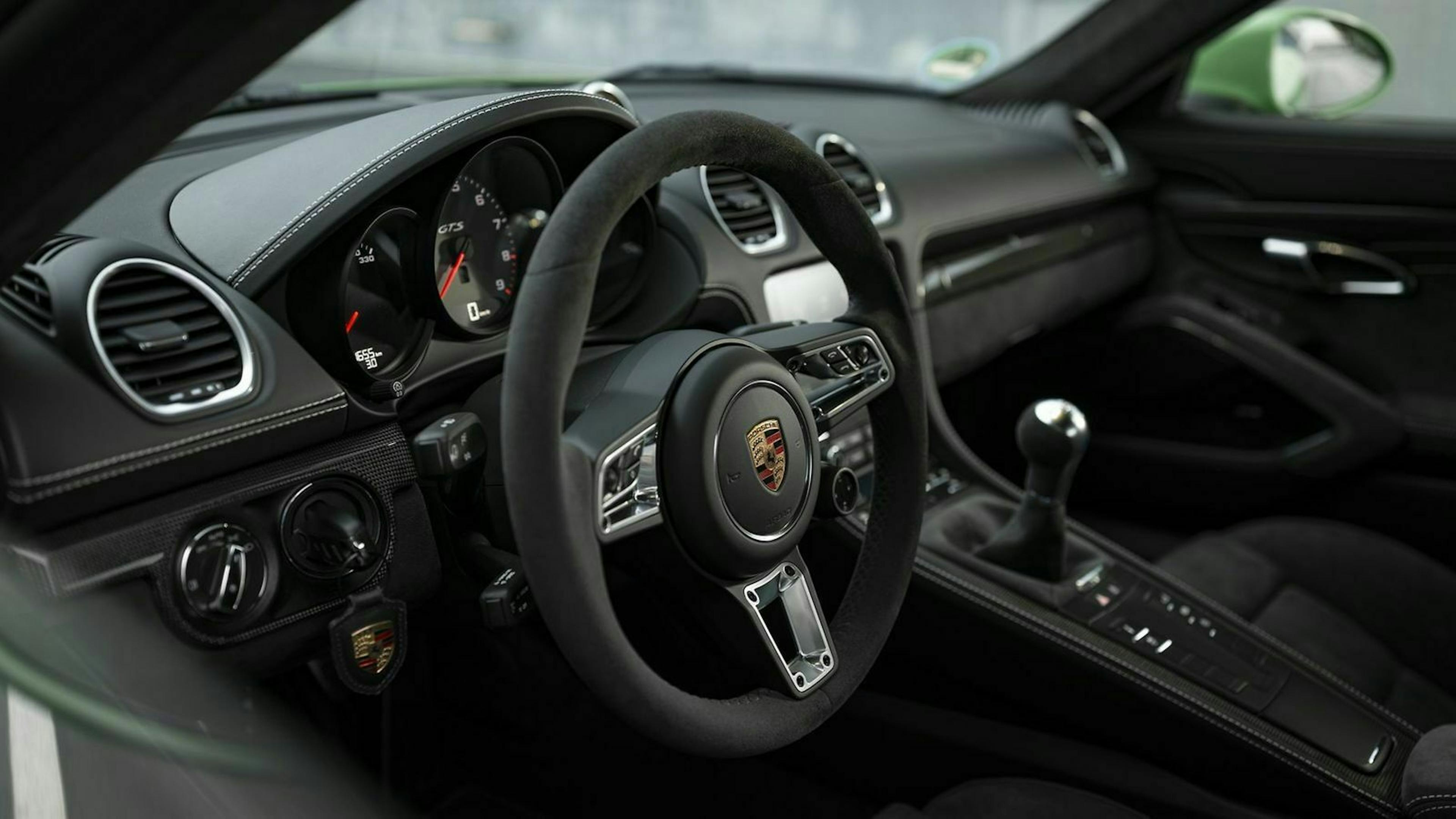 Zu sehen ist das Cockpit des  Porsche 718 GTS 4.0 Cayman