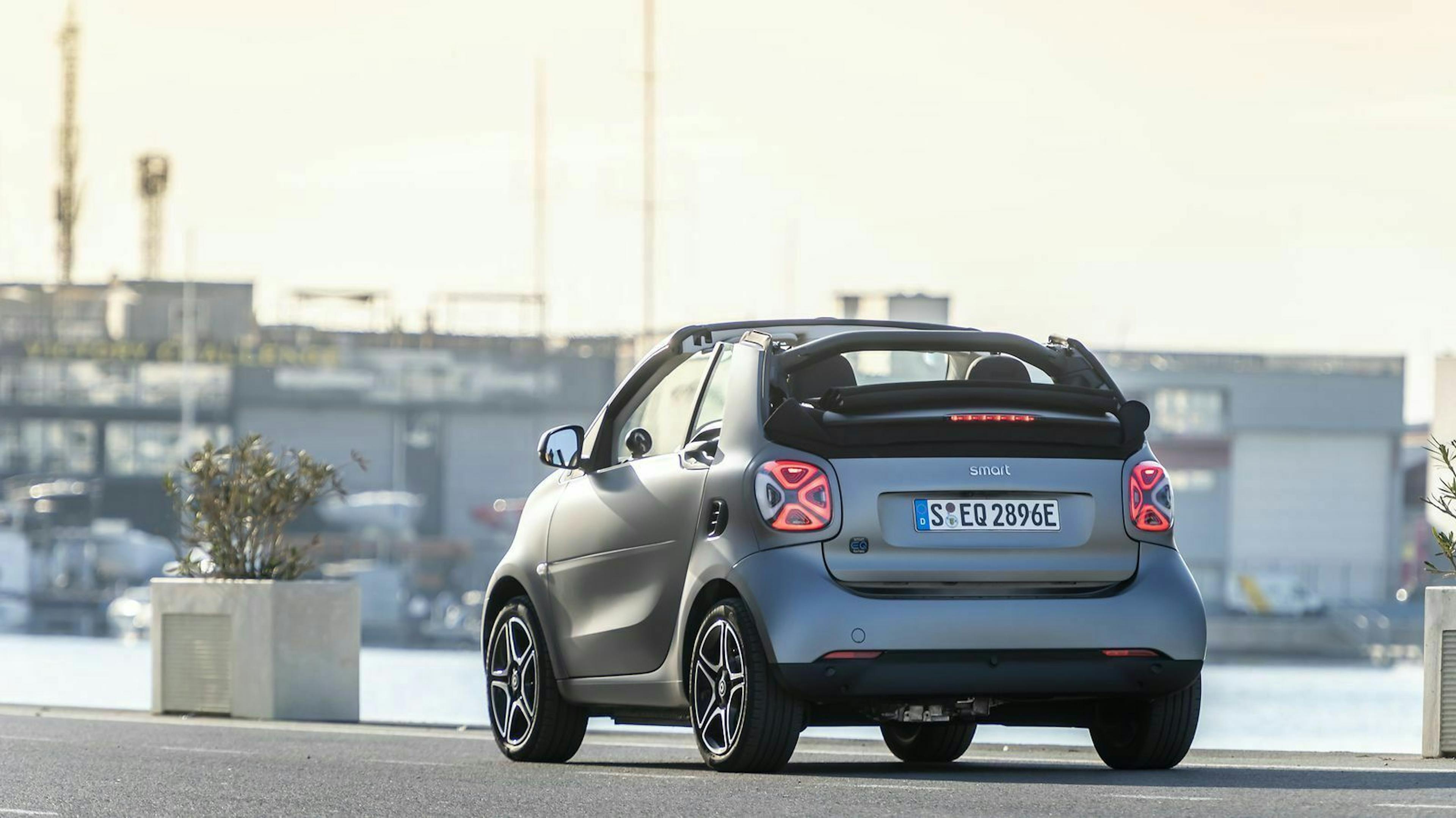 Zu sehen ist das Smart EQ ForTwo Cabrio Graphit Grau von hinten