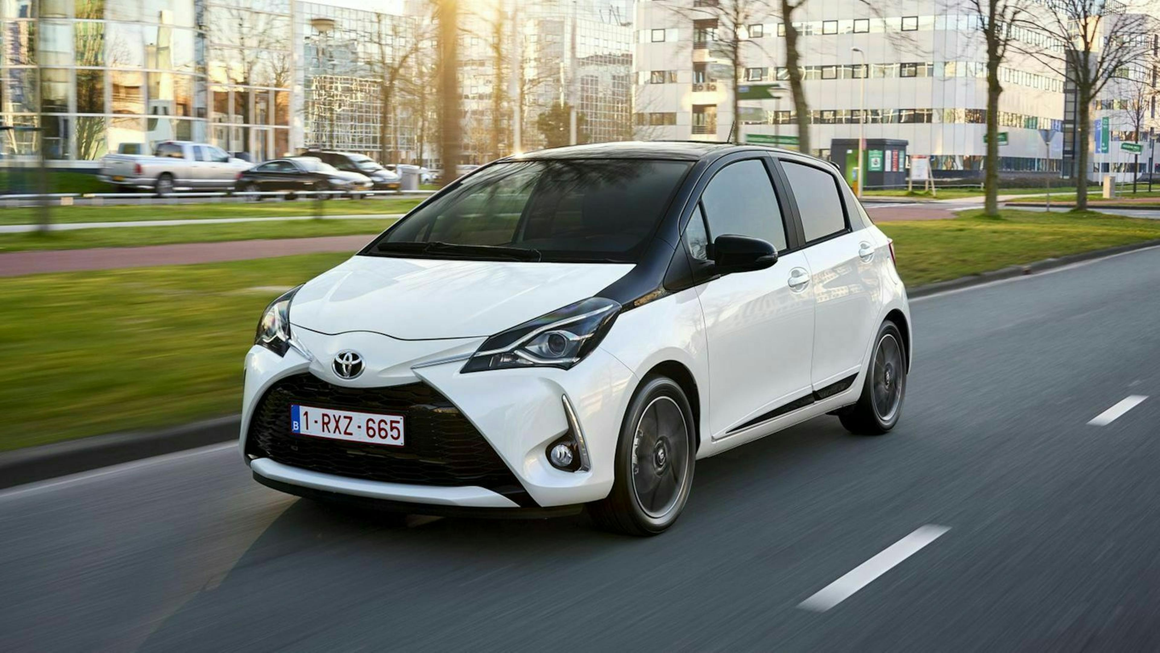 Zu sehen ist der Toyota Yaris von vorne, fahrend