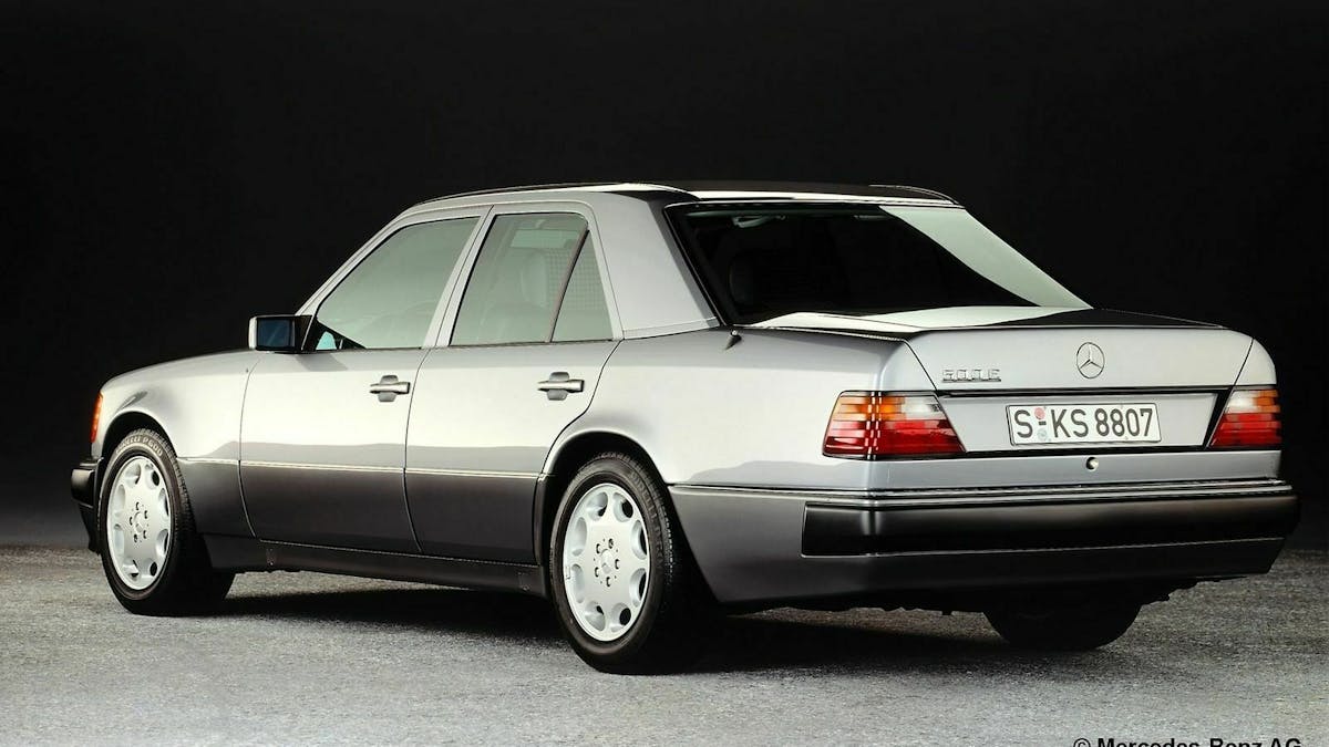 Mercedes E 500 in der Ansicht von hinten links, stehend